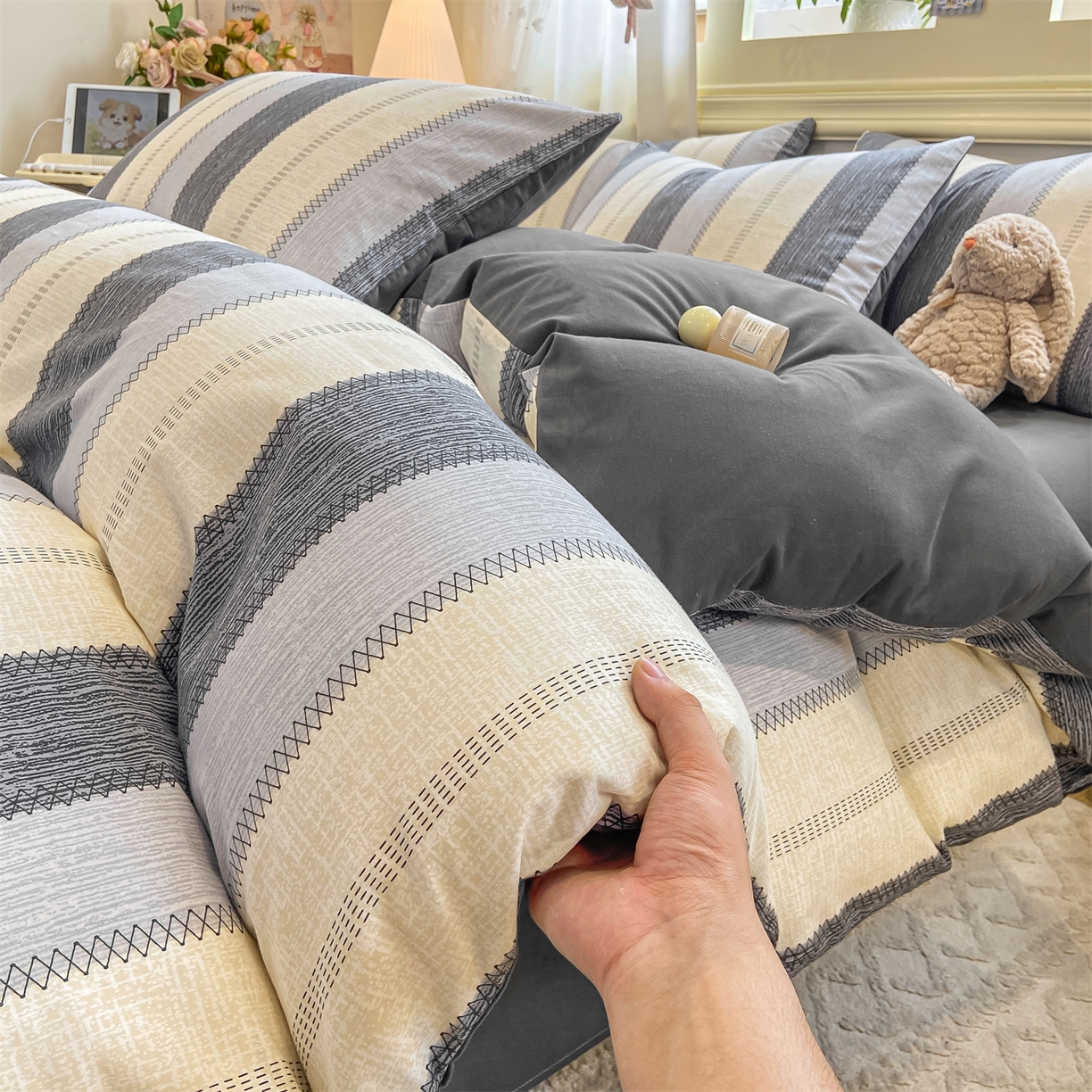 91家纺网 家纺一手货源 找家纺 灰鲸 2025新款A类全棉磨毛四件套 格律-灰