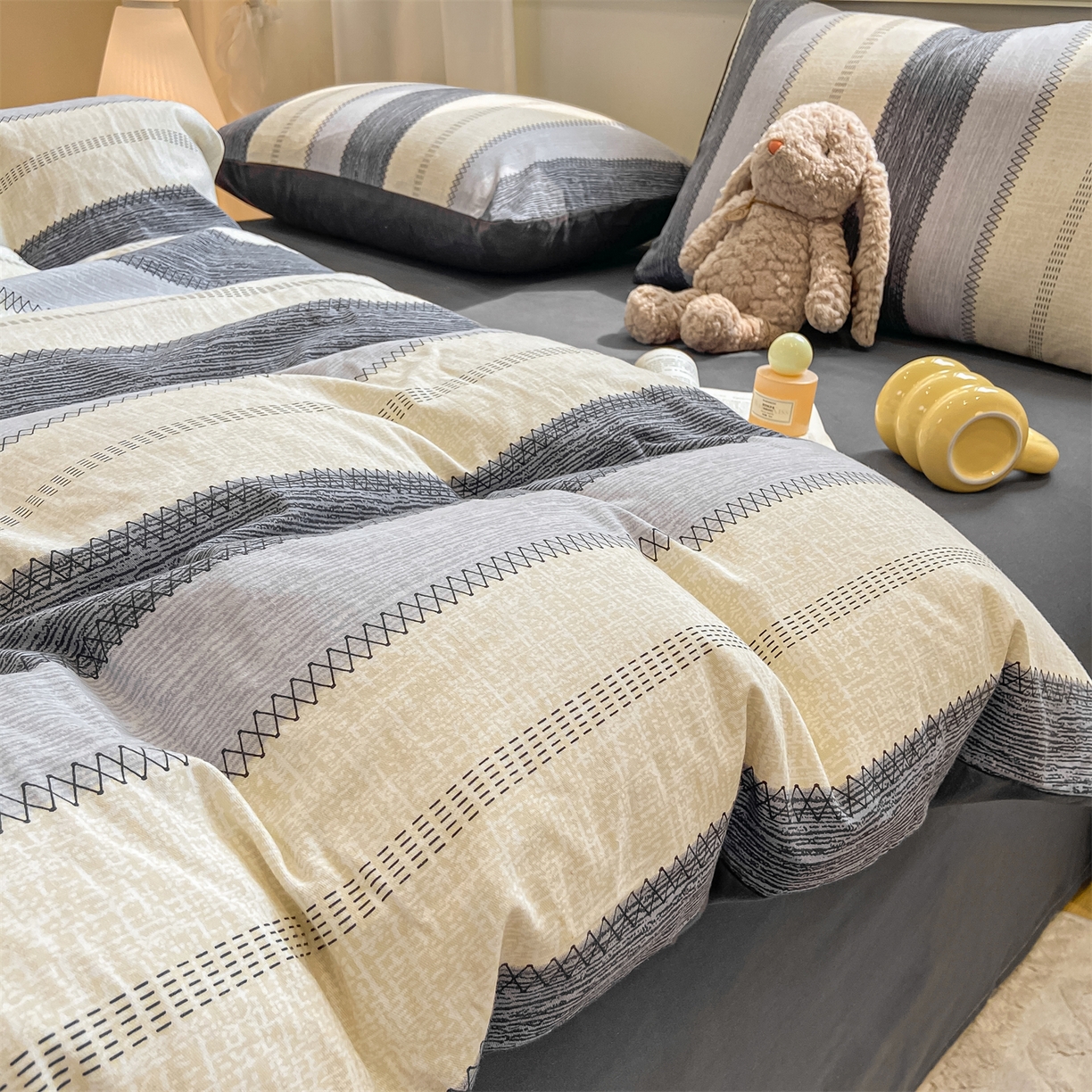 91家纺网 家纺一手货源 找家纺 灰鲸 2025新款A类全棉磨毛四件套 格律-灰