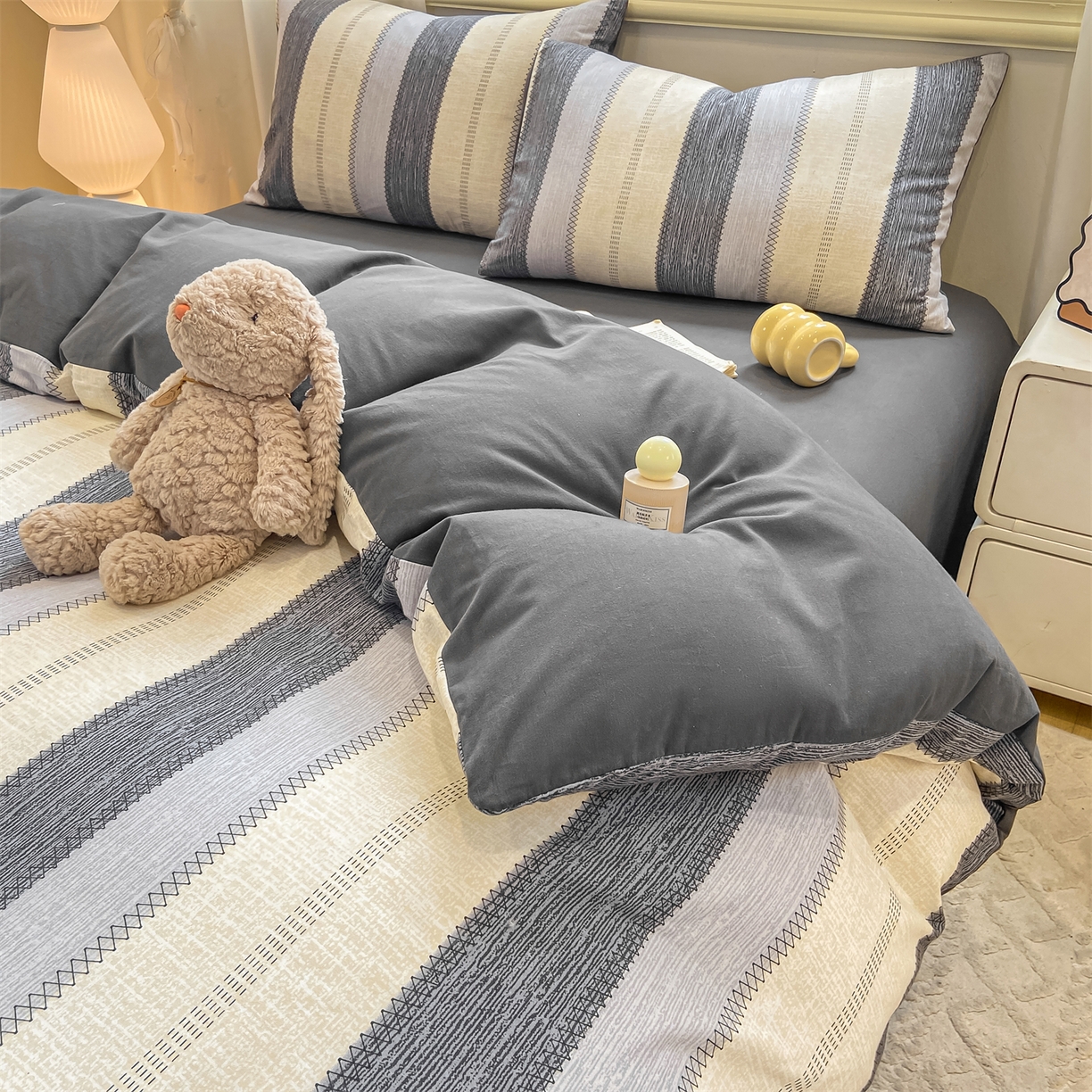 91家纺网 家纺一手货源 找家纺 灰鲸 2025新款A类全棉磨毛四件套 格律-灰