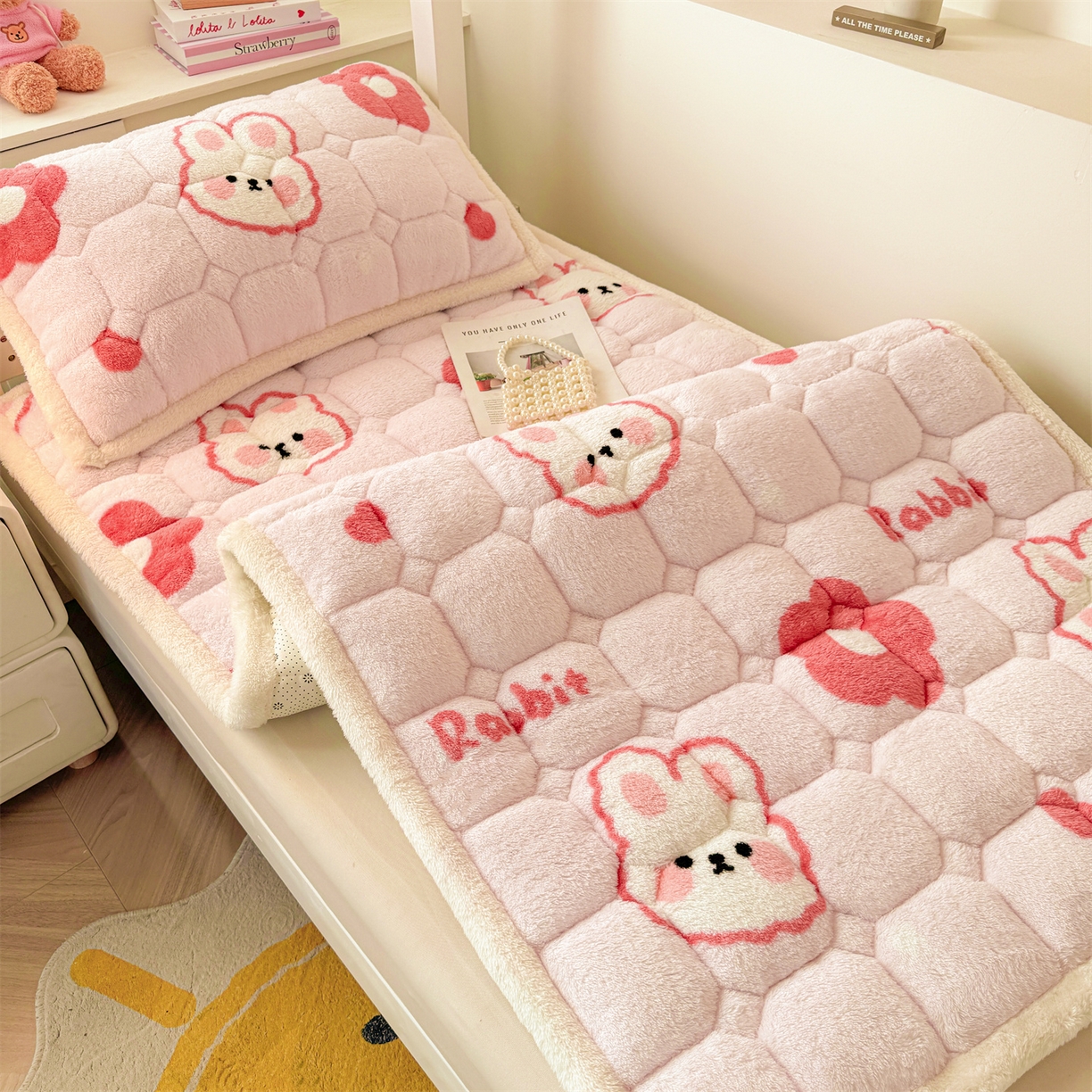 91家纺网 家纺一手货源 找家纺 雯豆家纺 2025新款泰迪绒学生宿舍床褥床垫床护垫 泰迪绒床褥-浪漫兔