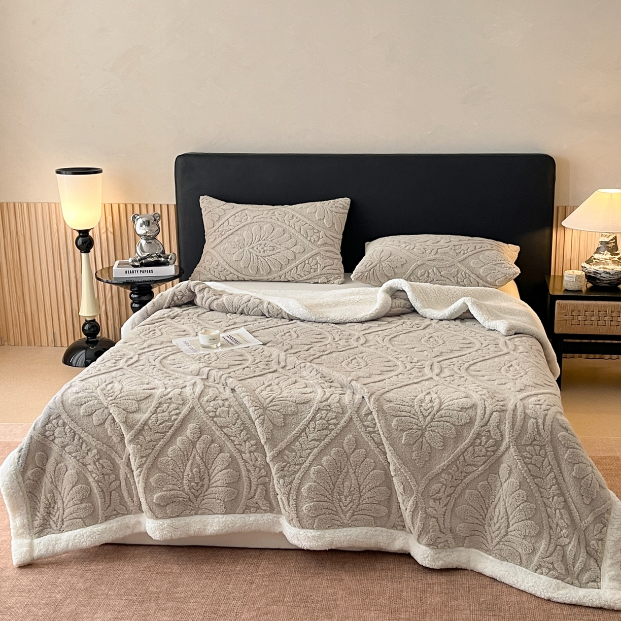 91家纺网 家纺一手货源 找家纺 莱家富 2026新款双层提花塔芙绒绒羊羔绒毛毯-繁花系列双层毯（可供跨境压缩） 繁花-月影灰