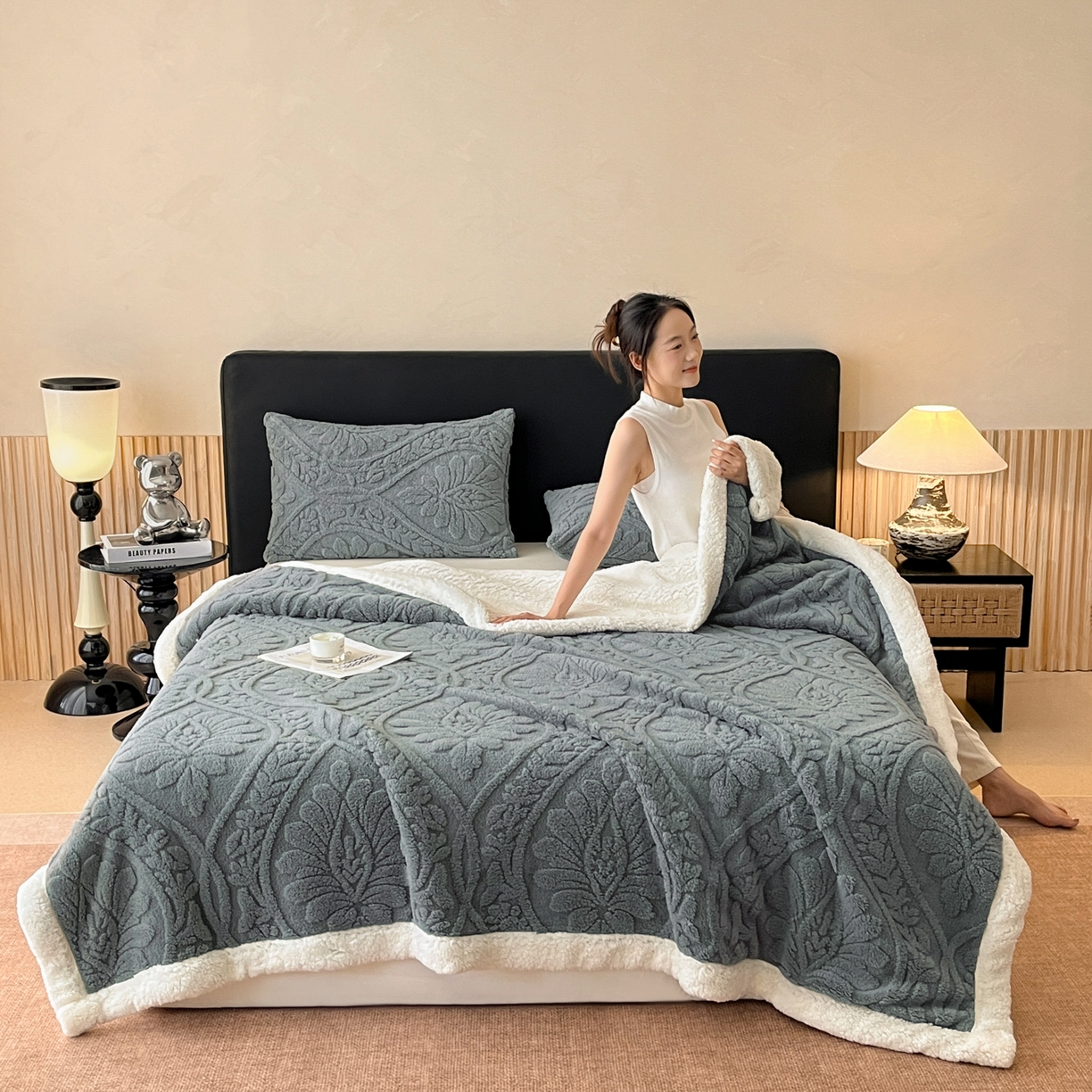 91家纺网 家纺一手货源 找家纺 莱家富 2026新款双层提花塔芙绒绒羊羔绒毛毯-繁花系列双层毯（可供跨境压缩） 繁花-深灰