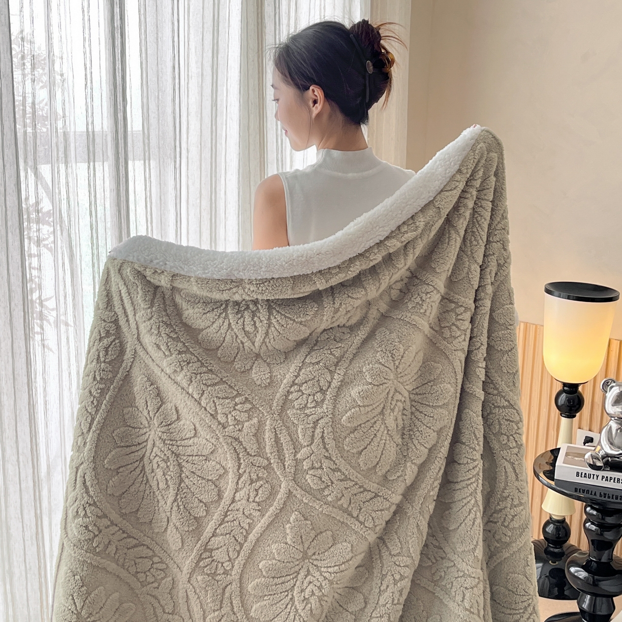 91家纺网 家纺一手货源 找家纺 莱家富 2026新款双层提花塔芙绒绒羊羔绒毛毯-繁花系列双层毯（可供跨境压缩） 繁花-月影灰