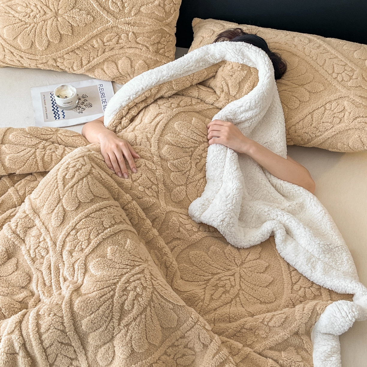 91家纺网 家纺一手货源 找家纺 莱家富 2026新款双层提花塔芙绒绒羊羔绒毛毯-繁花系列双层毯（可供跨境压缩） 繁花-香槟咖