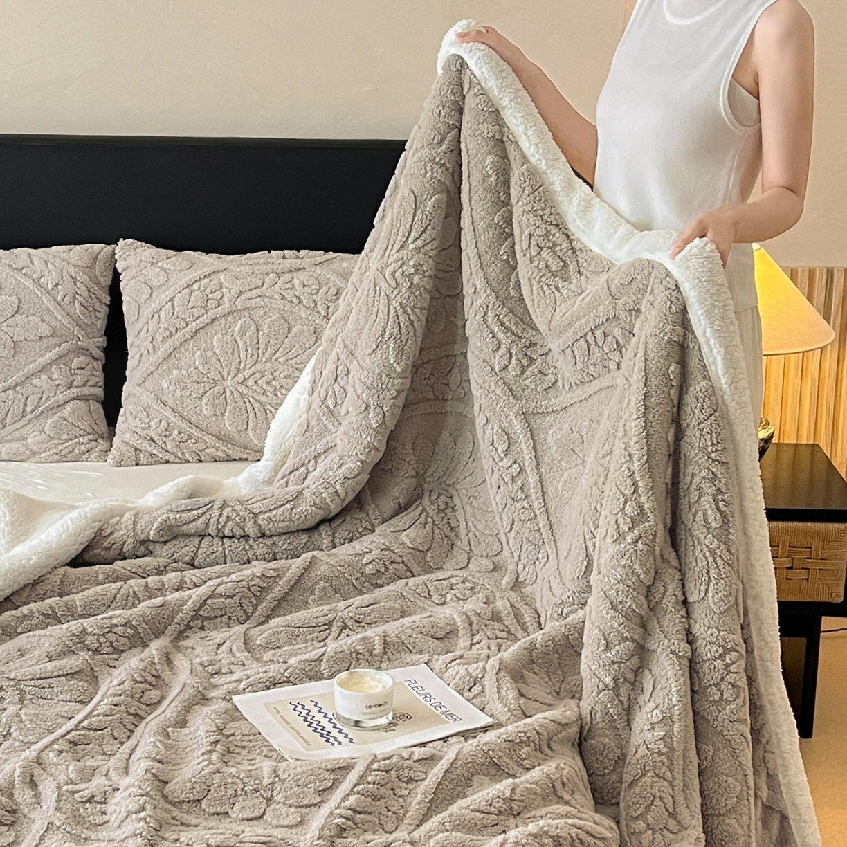 91家纺网 家纺一手货源 找家纺 莱家富 2026新款双层提花塔芙绒绒羊羔绒毛毯-繁花系列双层毯（可供跨境压缩） 繁花-月影灰