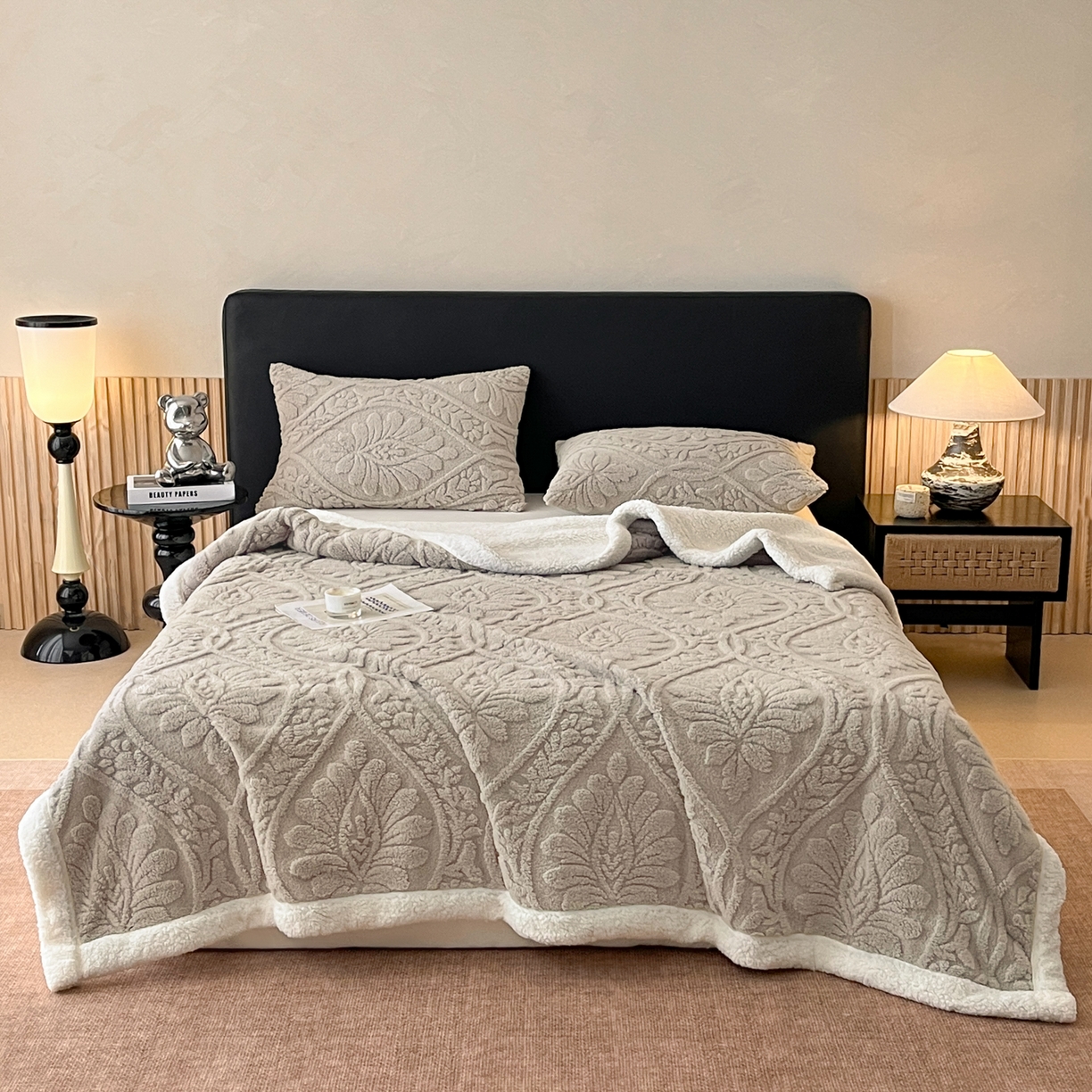 91家纺网 家纺一手货源 找家纺 莱家富 2026新款双层提花塔芙绒绒羊羔绒毛毯-繁花系列双层毯（可供跨境压缩） 繁花-月影灰