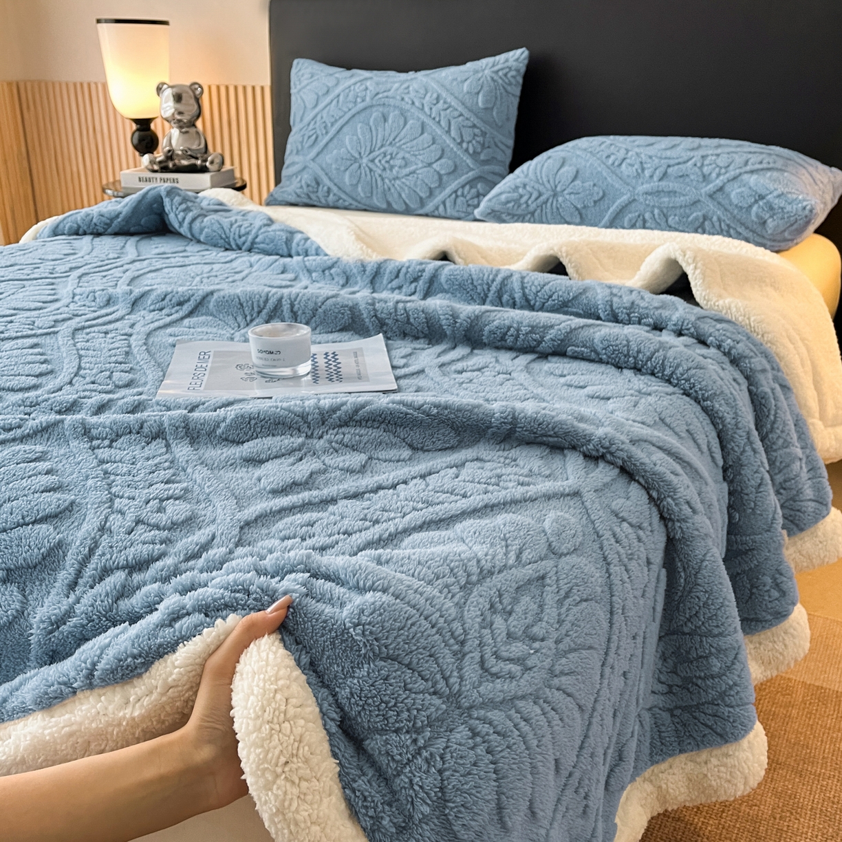 91家纺网 家纺一手货源 找家纺 莱家富 2026新款双层提花塔芙绒绒羊羔绒毛毯-繁花系列双层毯（可供跨境压缩） 繁花-午夜蓝