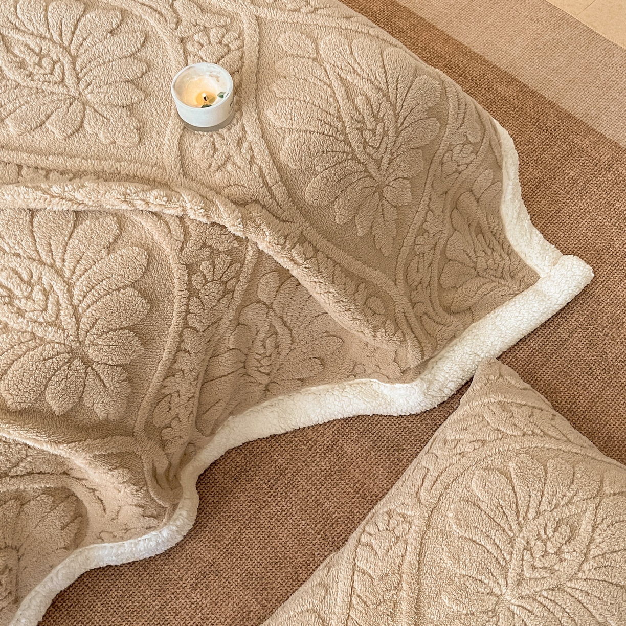 91家纺网 家纺一手货源 找家纺 莱家富 2026新款双层提花塔芙绒绒羊羔绒毛毯-繁花系列双层毯（可供跨境压缩） 繁花-香槟咖