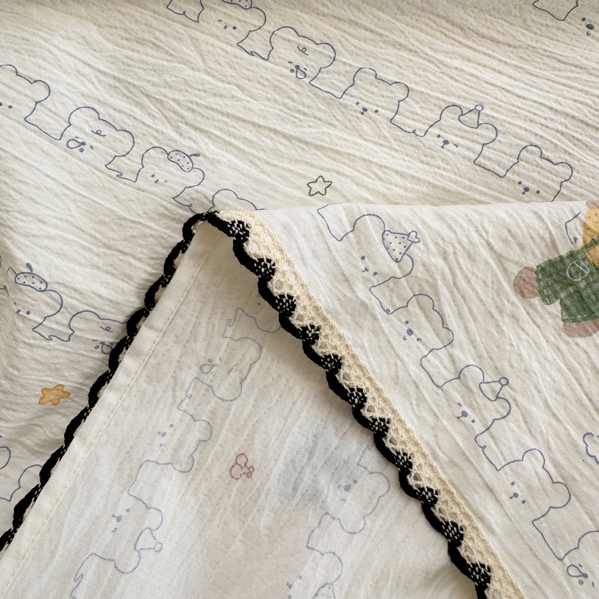 91家纺网 家纺一手货源 找家纺 沐芷 2025 秋冬加厚床单高克重双层纱黑色小花边被单床单三件套 童趣熊影