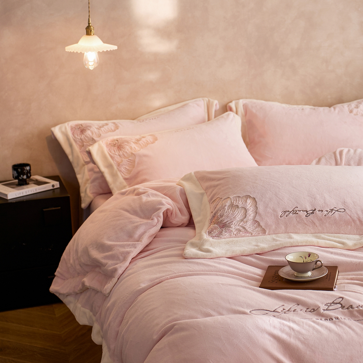 91家纺网 家纺一手货源 找家纺 蓝梦 2025新款270克全消光牛奶绒系列四件套-罗浮花影 梦想粉