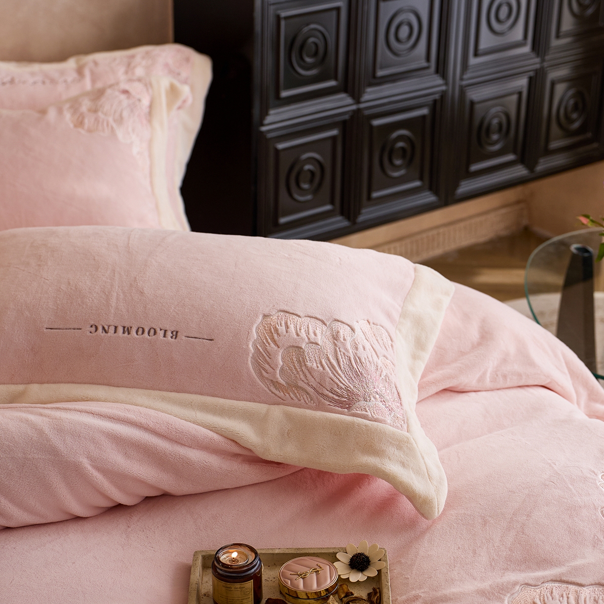 91家纺网 家纺一手货源 找家纺 蓝梦 2025新款270克全消光牛奶绒系列四件套-罗浮花影 梦想粉