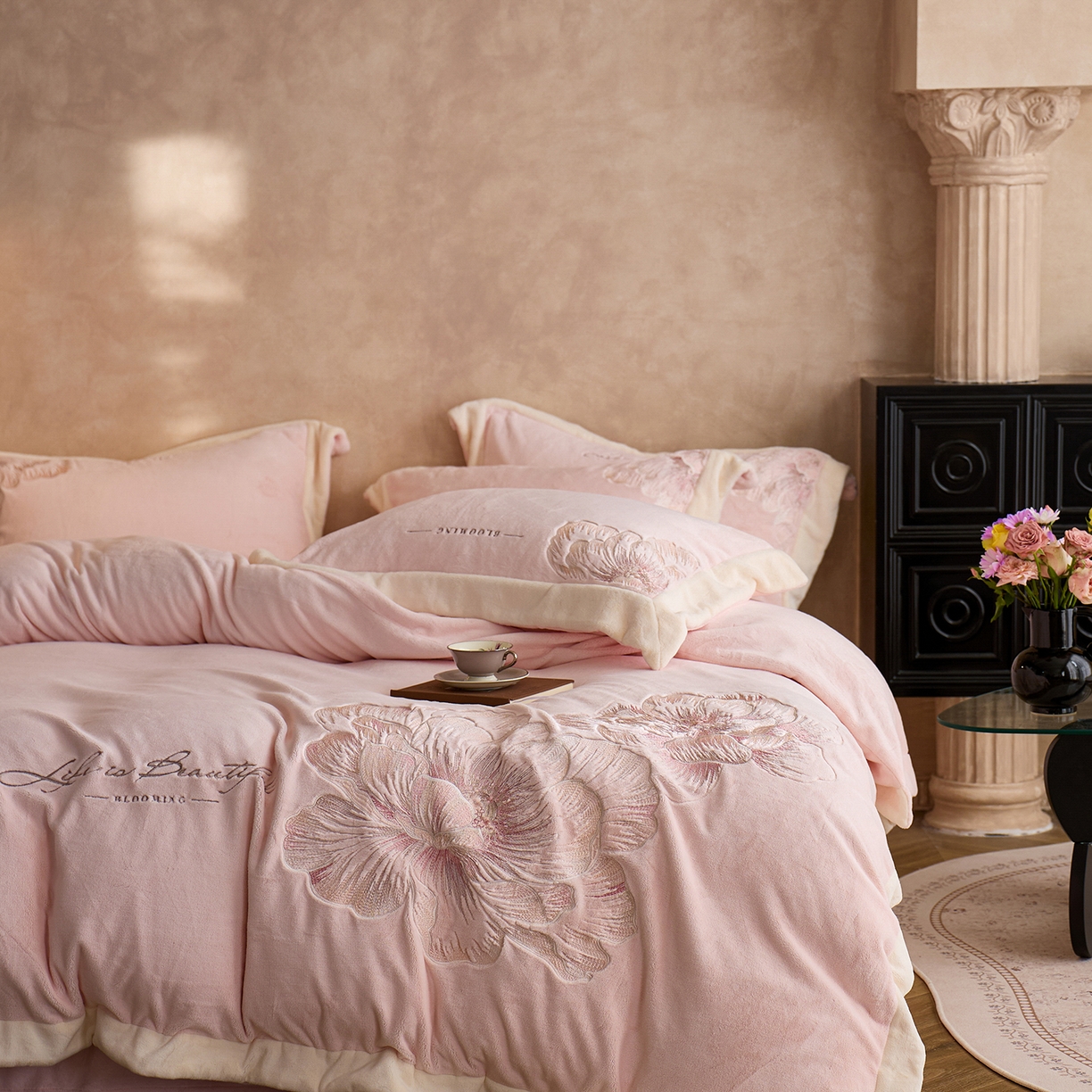 91家纺网 家纺一手货源 找家纺 蓝梦 2025新款270克全消光牛奶绒系列四件套-罗浮花影 梦想粉