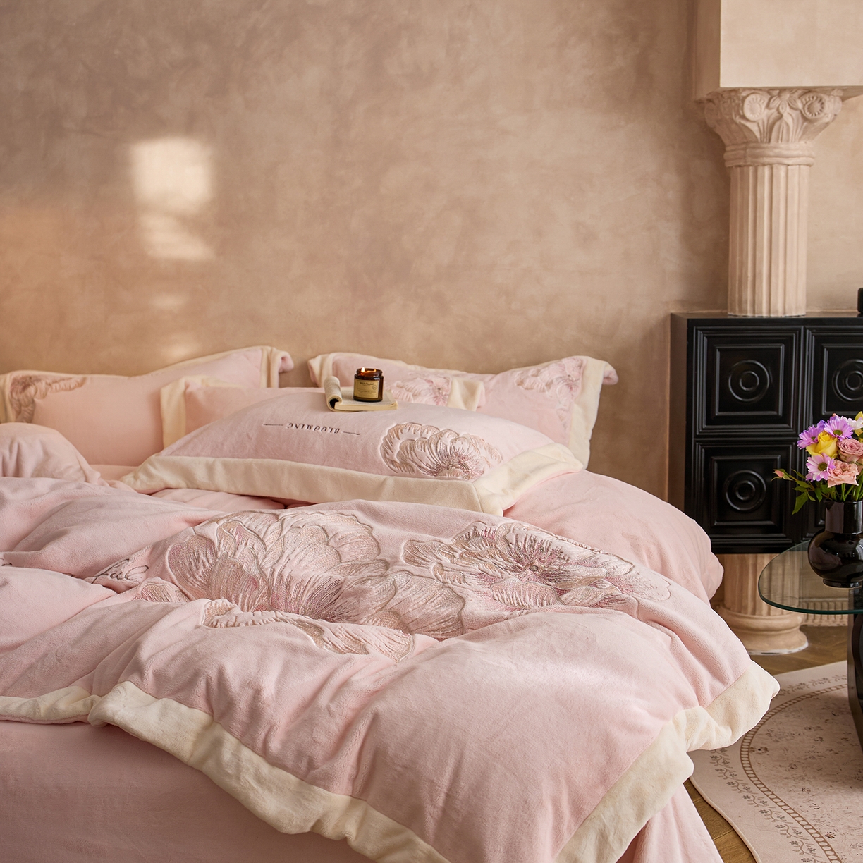 91家纺网 家纺一手货源 找家纺 蓝梦 2025新款270克全消光牛奶绒系列四件套-罗浮花影 梦想粉