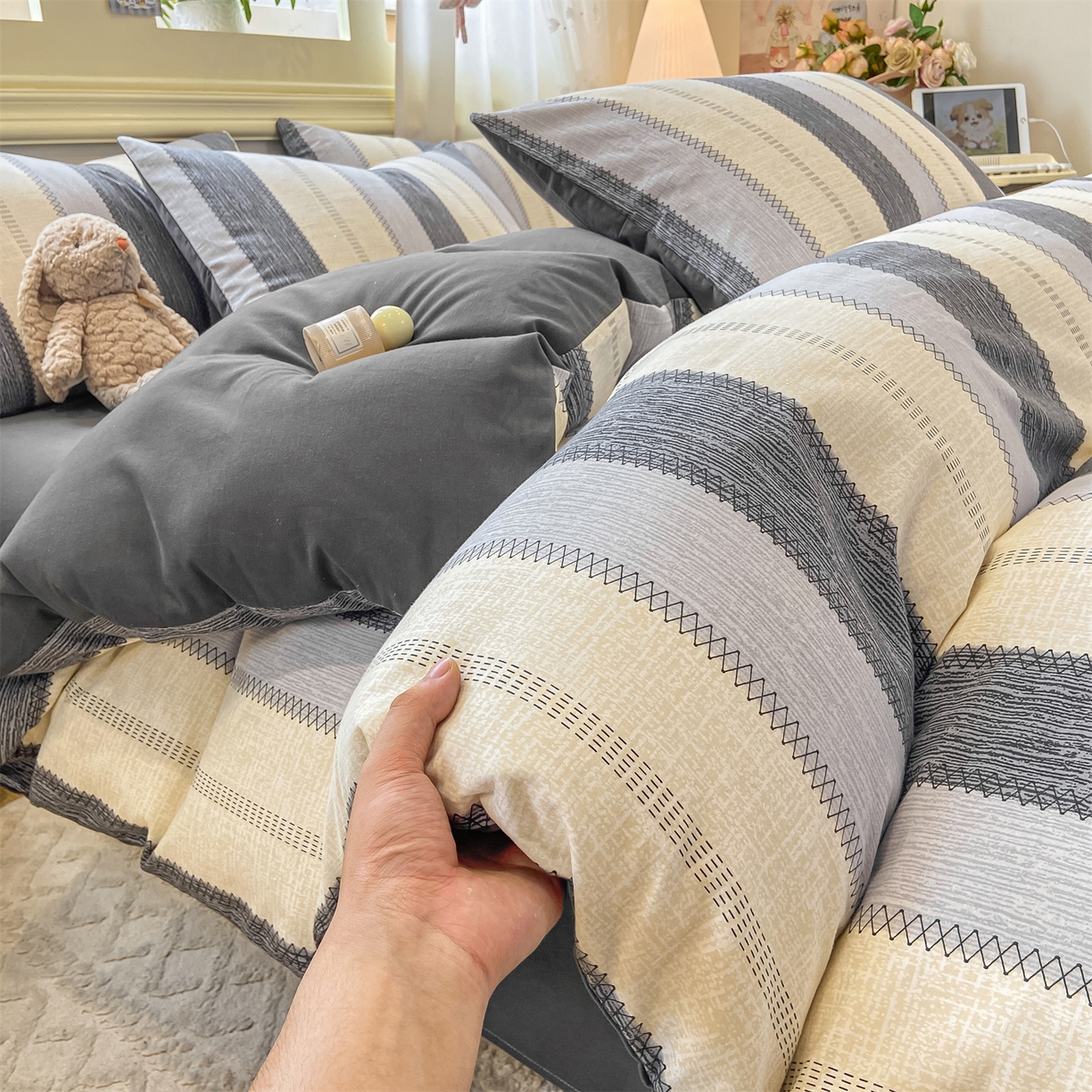 91家纺网 家纺一手货源 找家纺 灰鲸 2025新款A类全棉磨毛四件套 格律-灰