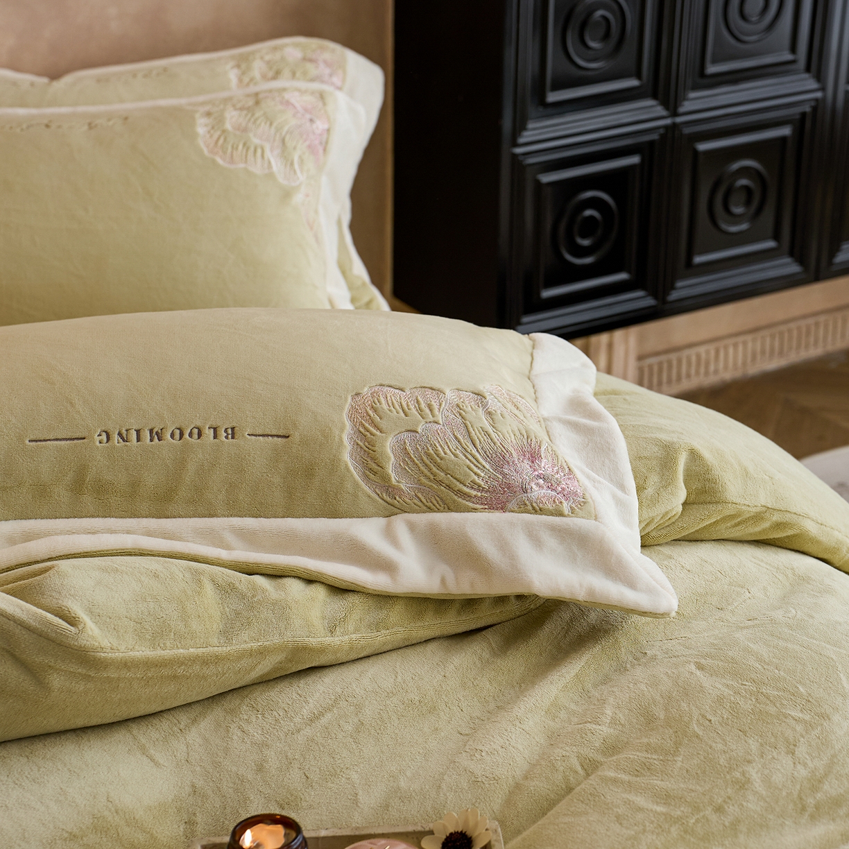 91家纺网 家纺一手货源 找家纺 蓝梦 2025新款270克全消光牛奶绒系列四件套-罗浮花影 浅绿