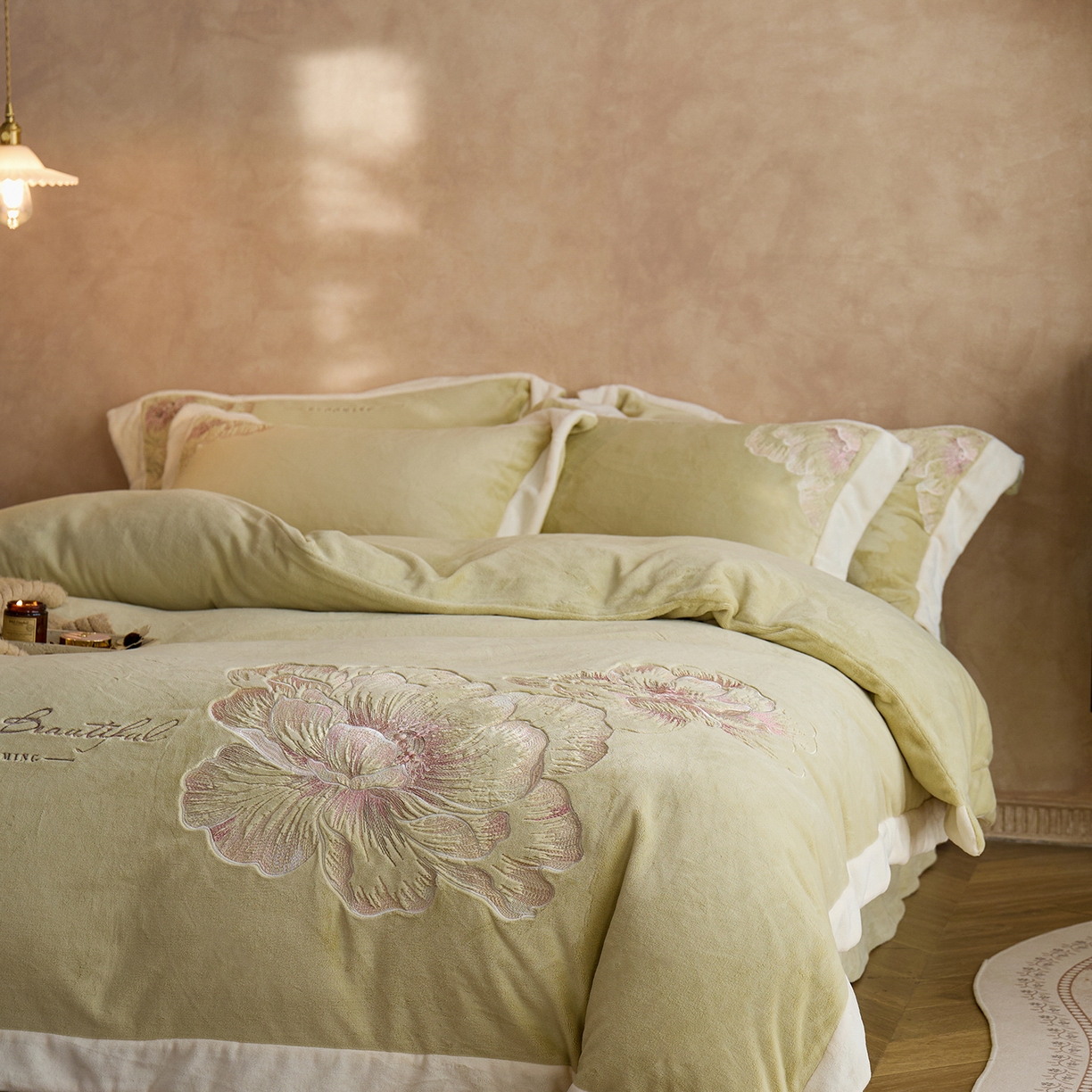 91家纺网 家纺一手货源 找家纺 蓝梦 2025新款270克全消光牛奶绒系列四件套-罗浮花影 浅绿