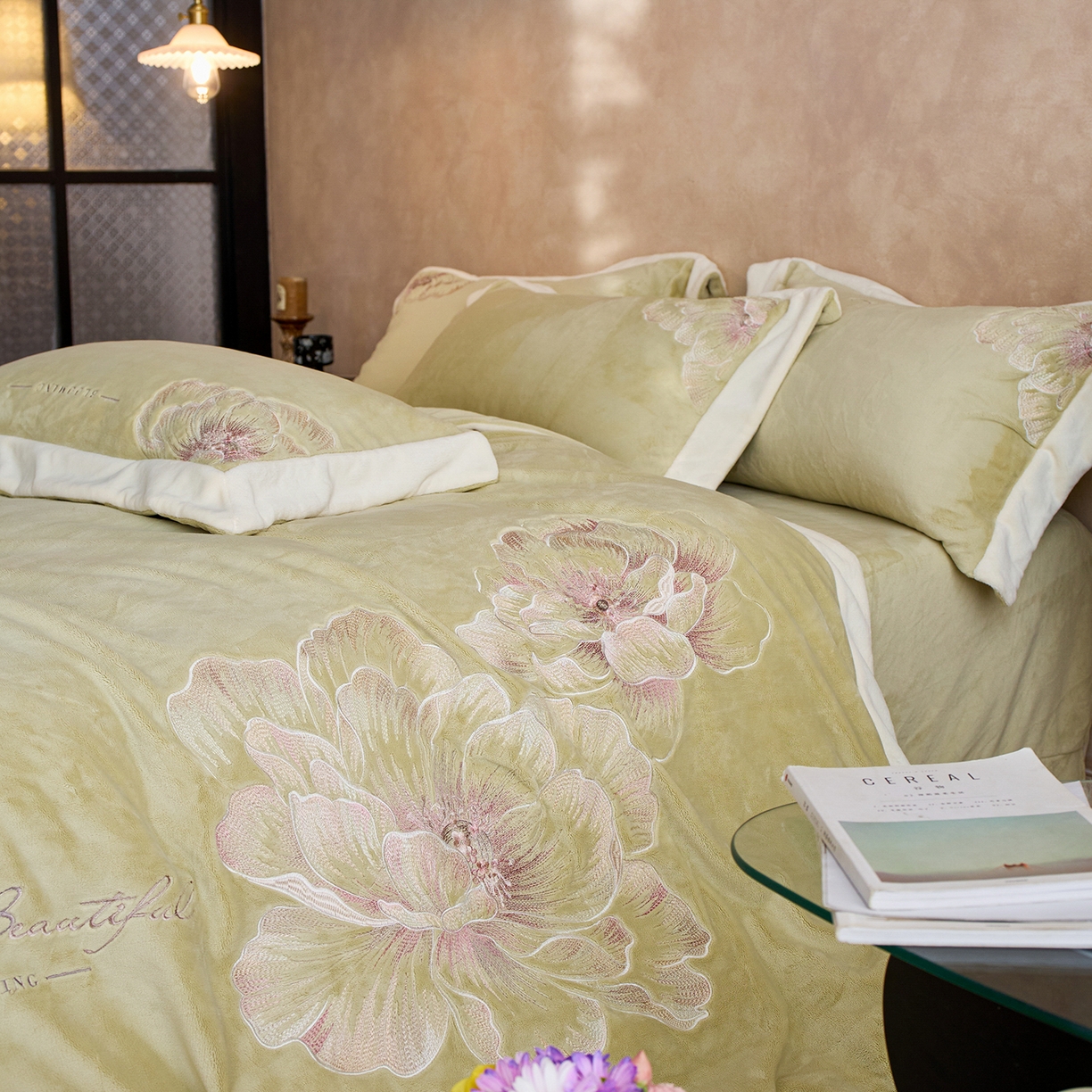 91家纺网 家纺一手货源 找家纺 蓝梦 2025新款270克全消光牛奶绒系列四件套-罗浮花影 浅绿