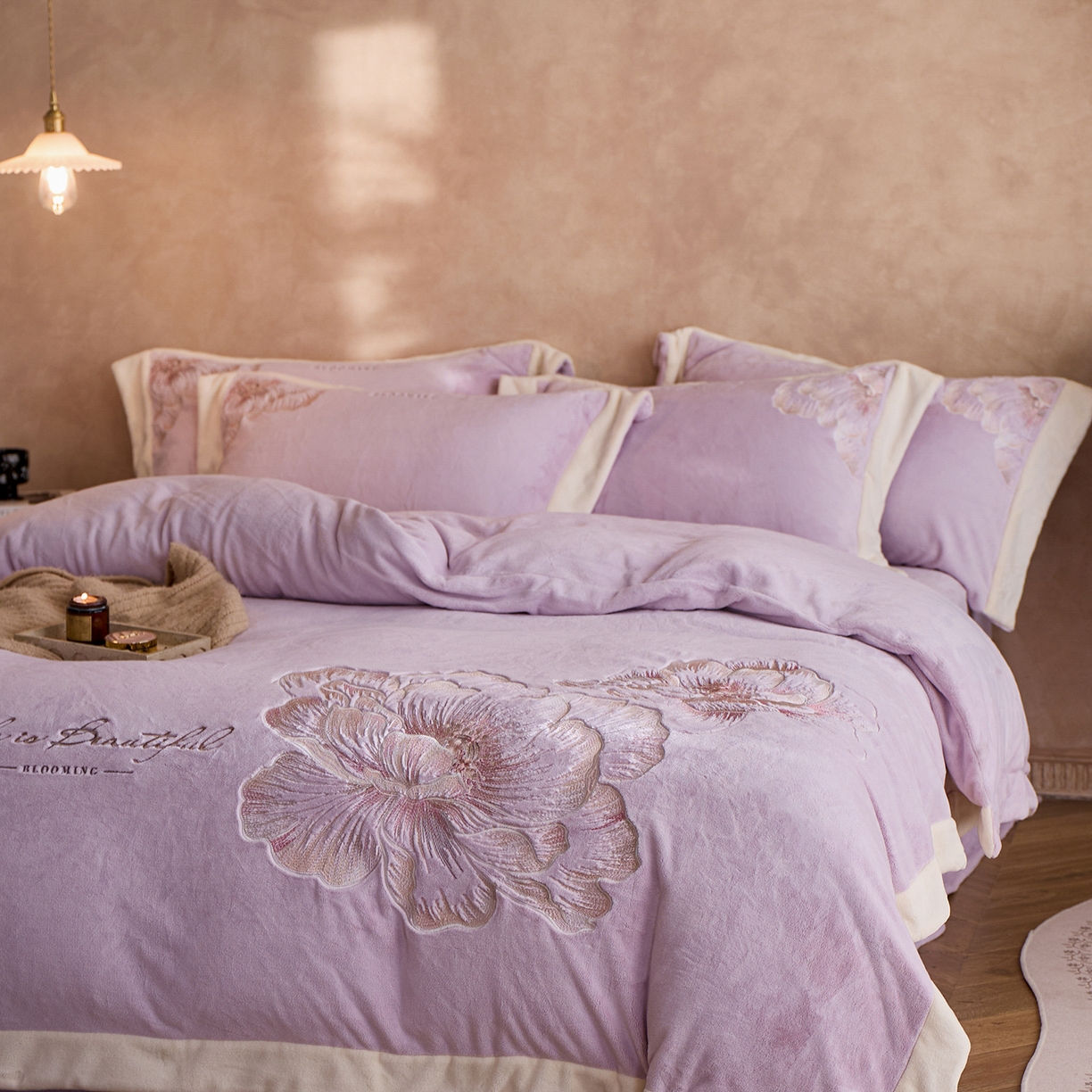91家纺网 家纺一手货源 找家纺 蓝梦 2025新款270克全消光牛奶绒系列四件套-罗浮花影 浅紫
