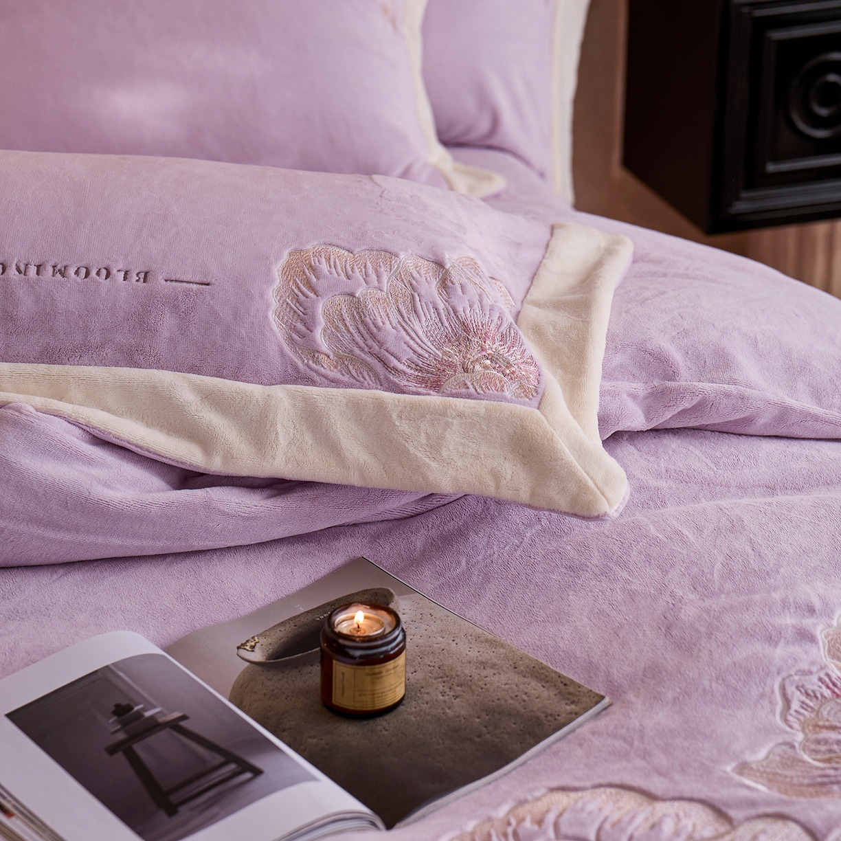 91家纺网 家纺一手货源 找家纺 蓝梦 2025新款270克全消光牛奶绒系列四件套-罗浮花影 浅紫