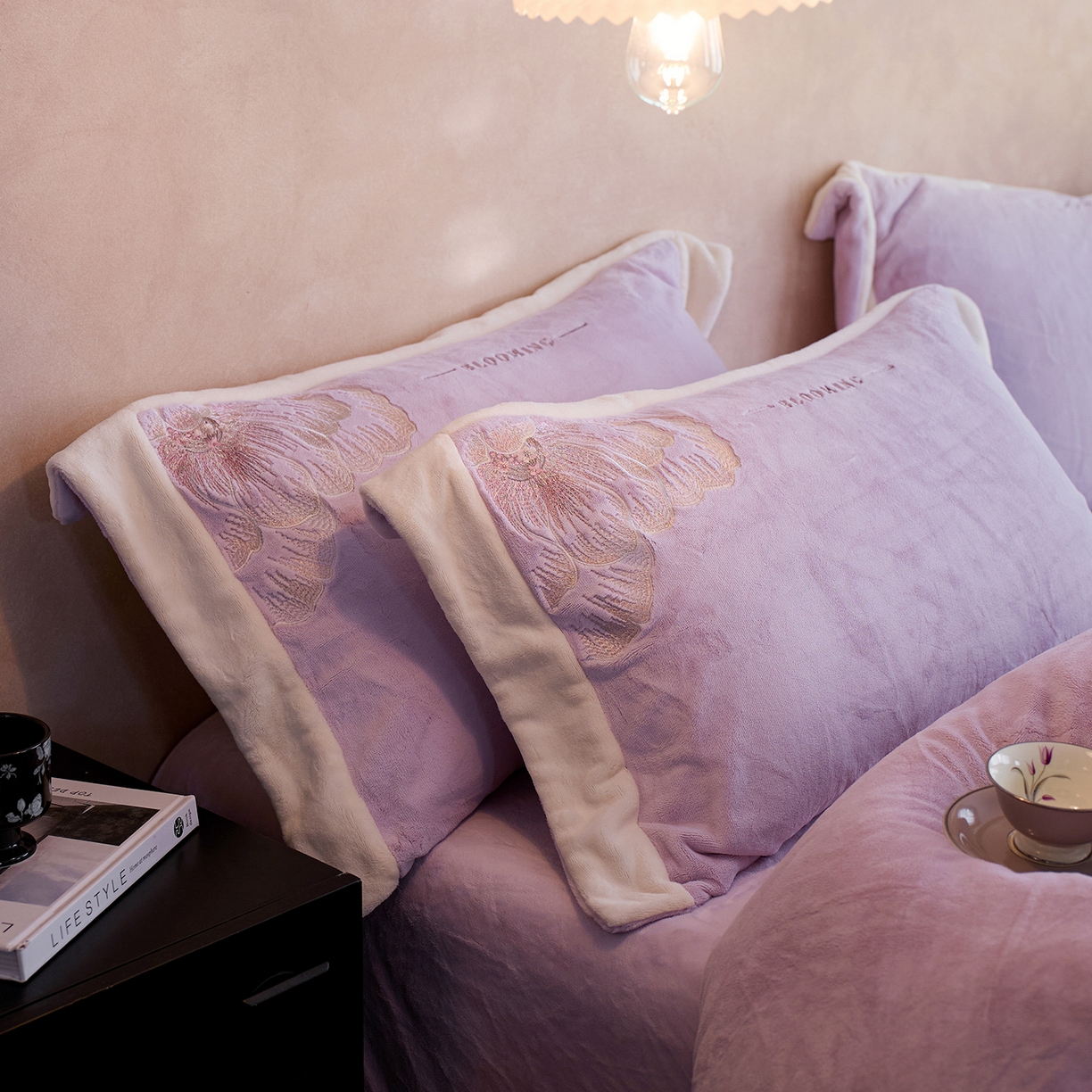 91家纺网 家纺一手货源 找家纺 蓝梦 2025新款270克全消光牛奶绒系列四件套-罗浮花影 浅紫