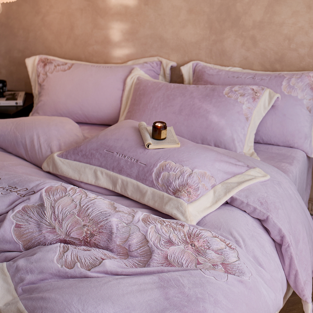 91家纺网 家纺一手货源 找家纺 蓝梦 2025新款270克全消光牛奶绒系列四件套-罗浮花影 浅紫