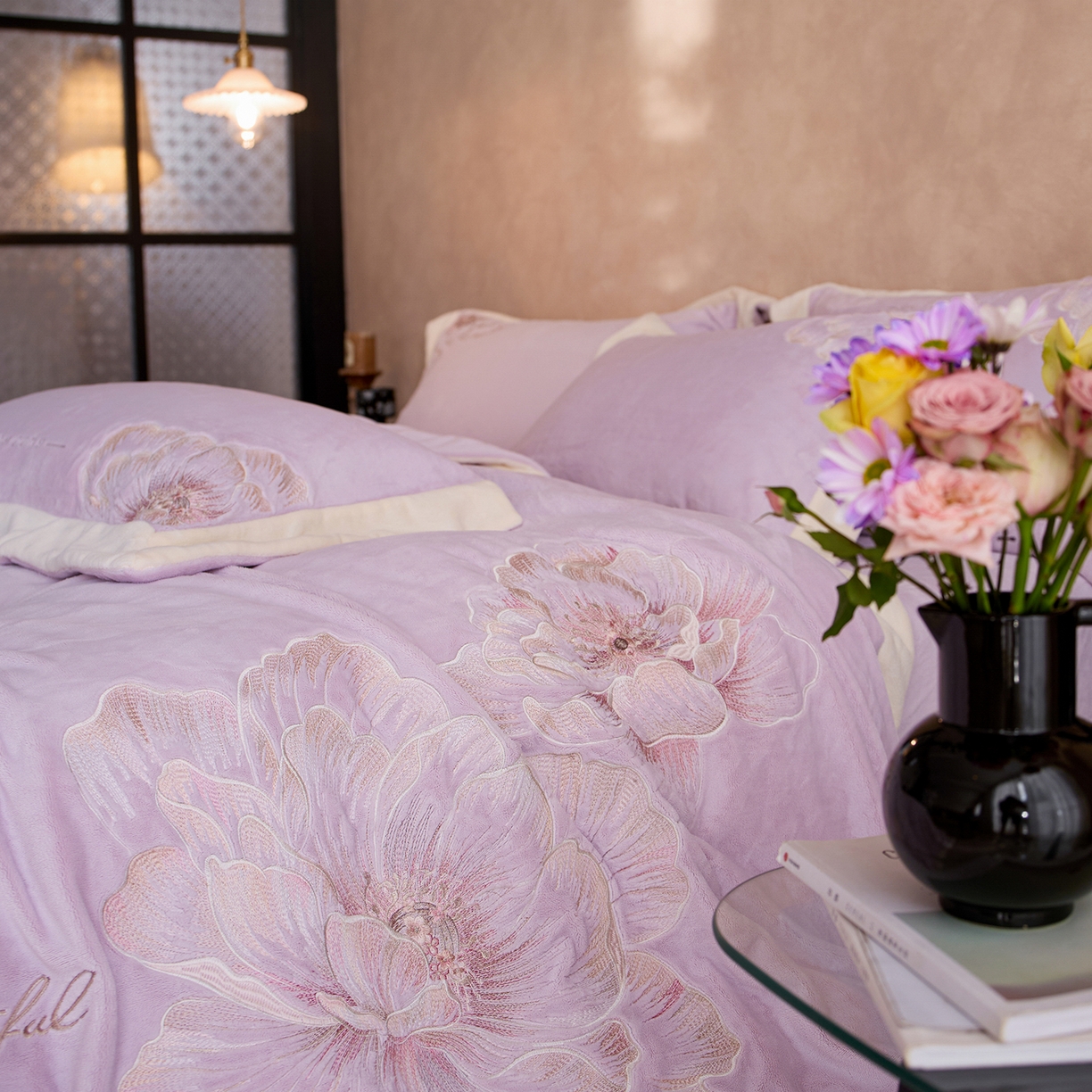 91家纺网 家纺一手货源 找家纺 蓝梦 2025新款270克全消光牛奶绒系列四件套-罗浮花影 浅紫