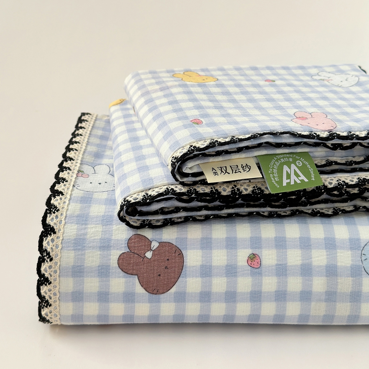 91家纺网 家纺一手货源 找家纺 沐芷 2025 秋冬加厚床单高克重双层纱黑色小花边被单床单三件套 兔莓小格