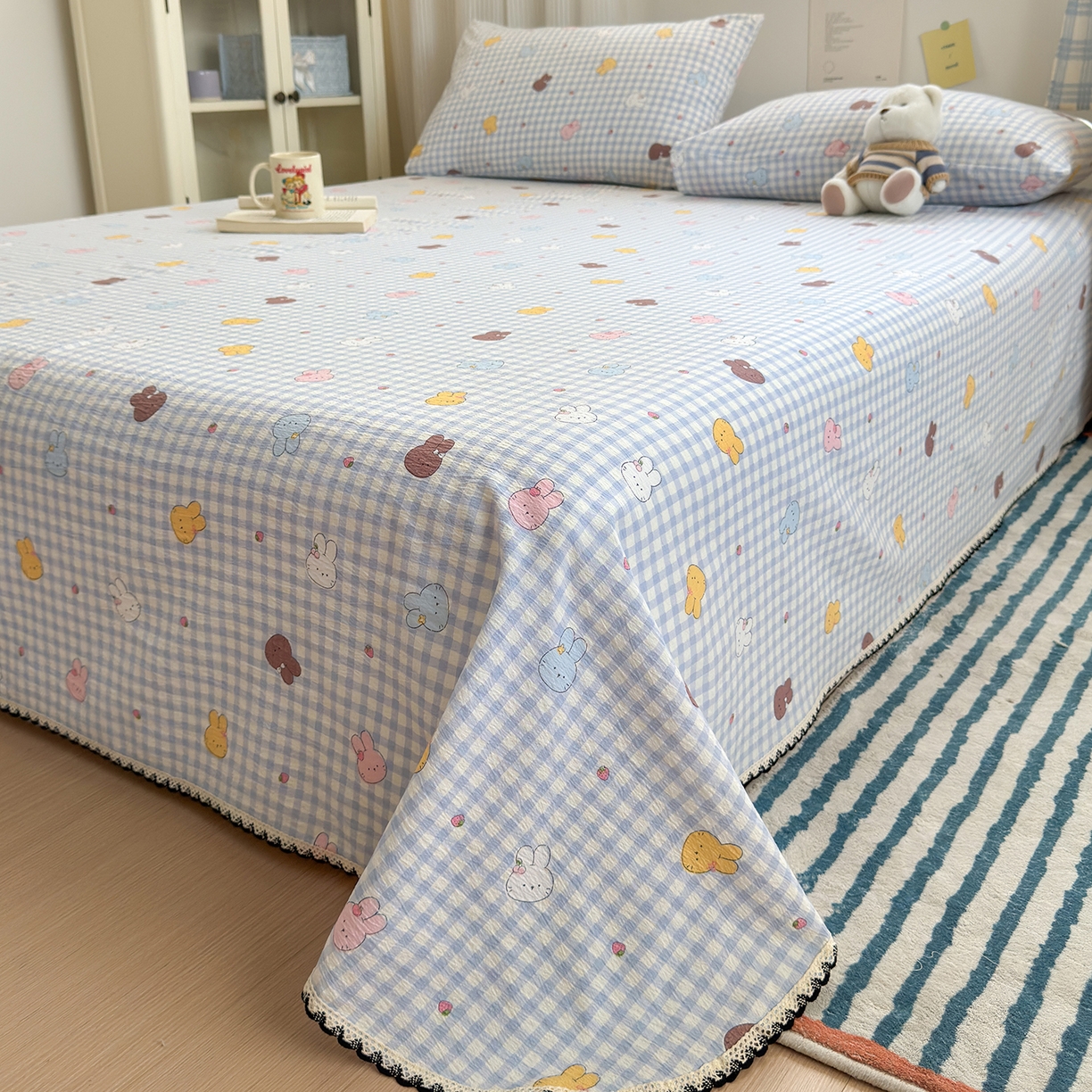 91家纺网 家纺一手货源 找家纺 沐芷 2025 秋冬加厚床单高克重双层纱黑色小花边被单床单三件套 兔莓小格