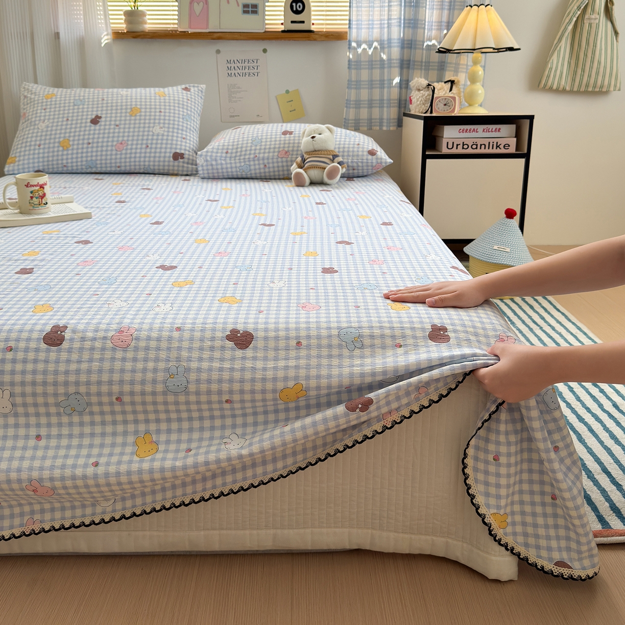 91家纺网 家纺一手货源 找家纺 沐芷 2025 秋冬加厚床单高克重双层纱黑色小花边被单床单三件套 兔莓小格