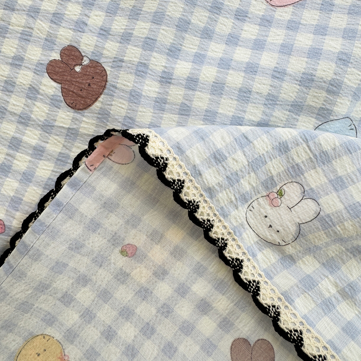 91家纺网 家纺一手货源 找家纺 沐芷 2025 秋冬加厚床单高克重双层纱黑色小花边被单床单三件套 兔莓小格