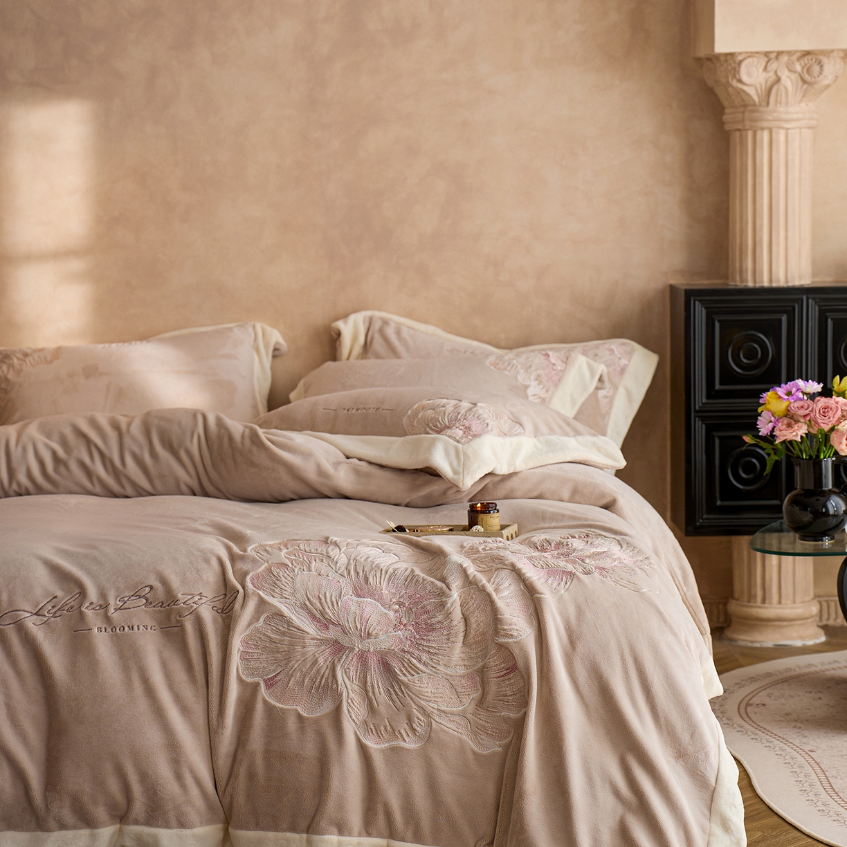 91家纺网 家纺一手货源 找家纺 蓝梦 2025新款270克全消光牛奶绒系列四件套-罗浮花影 新米色