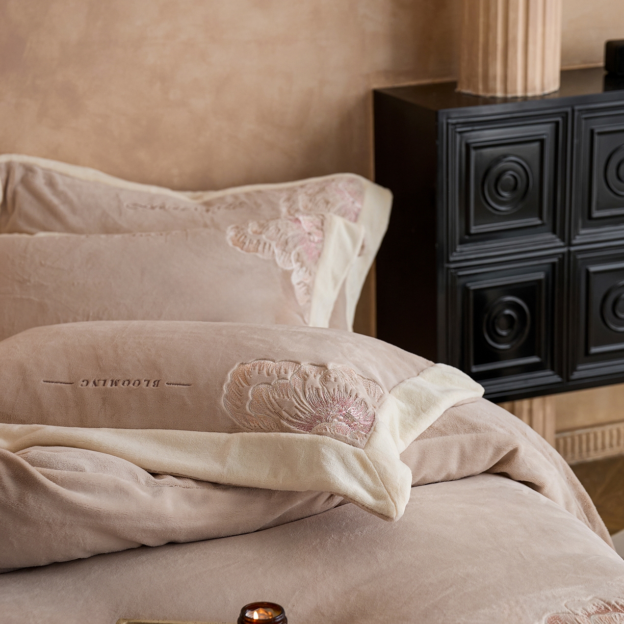 91家纺网 家纺一手货源 找家纺 蓝梦 2025新款270克全消光牛奶绒系列四件套-罗浮花影 新米色