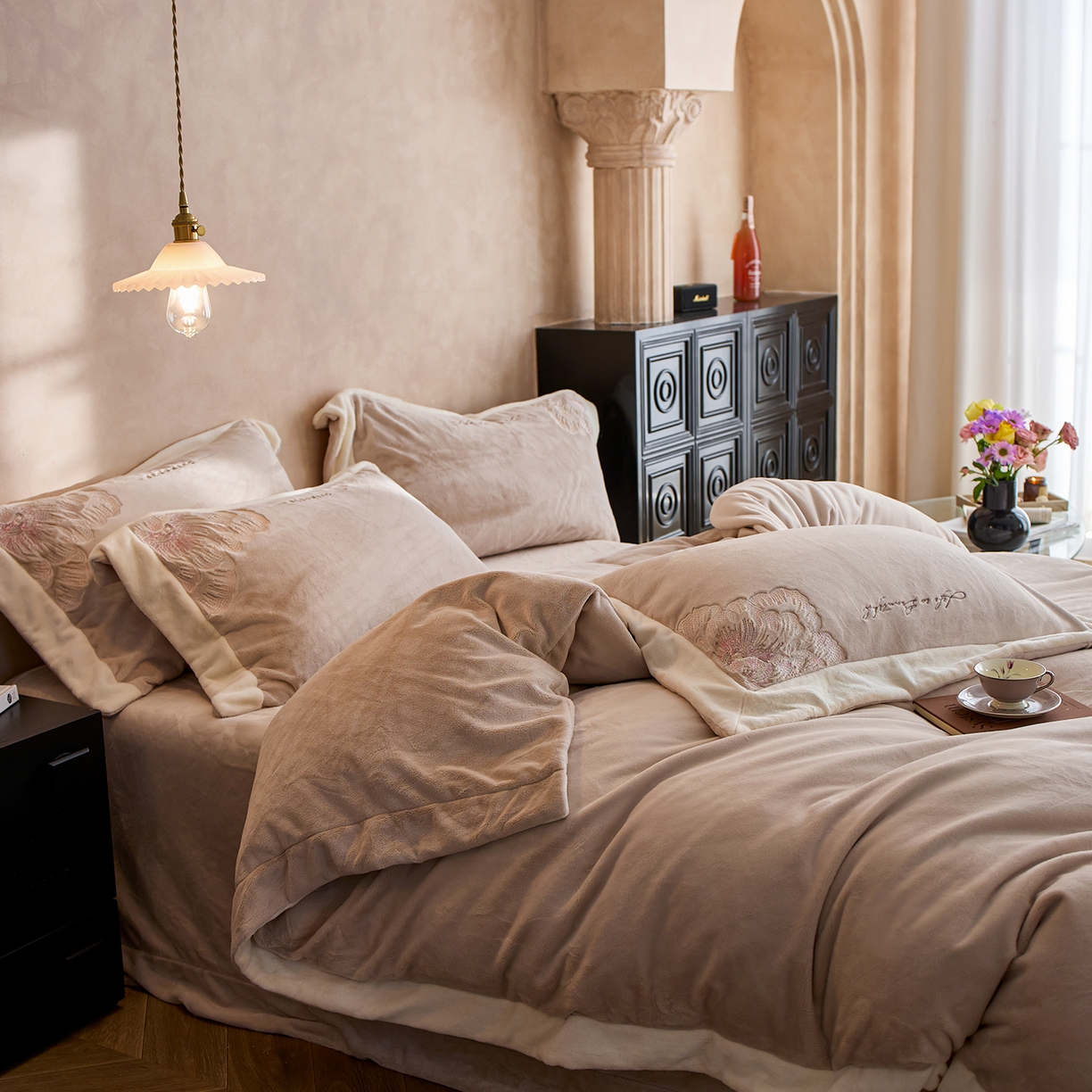 91家纺网 家纺一手货源 找家纺 蓝梦 2025新款270克全消光牛奶绒系列四件套-罗浮花影 新米色