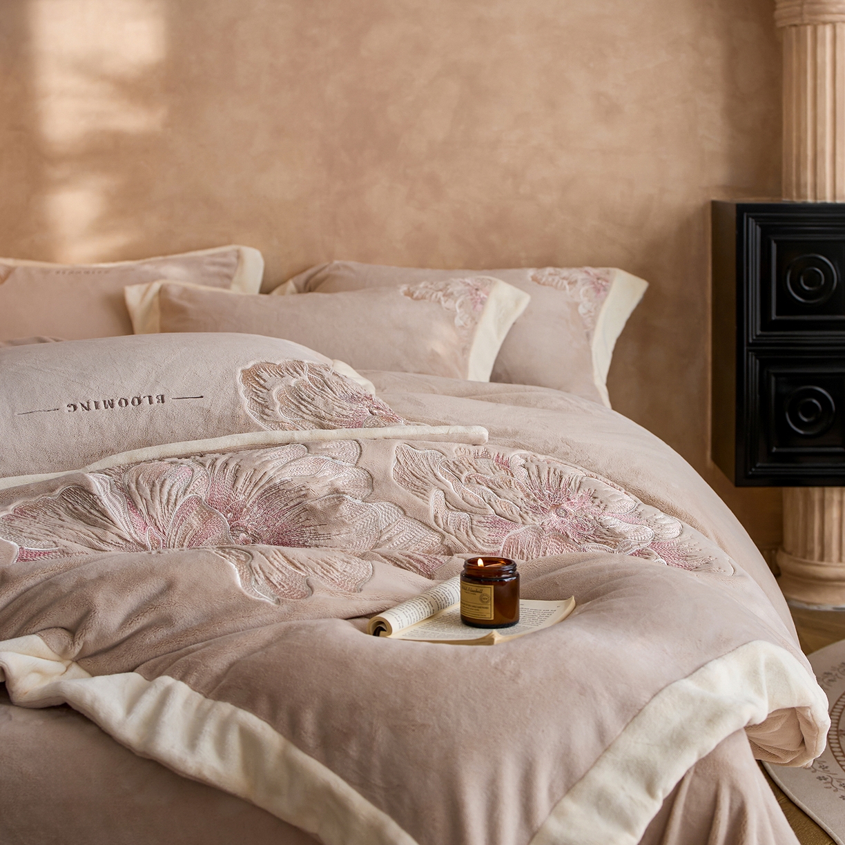 91家纺网 家纺一手货源 找家纺 蓝梦 2025新款270克全消光牛奶绒系列四件套-罗浮花影 新米色