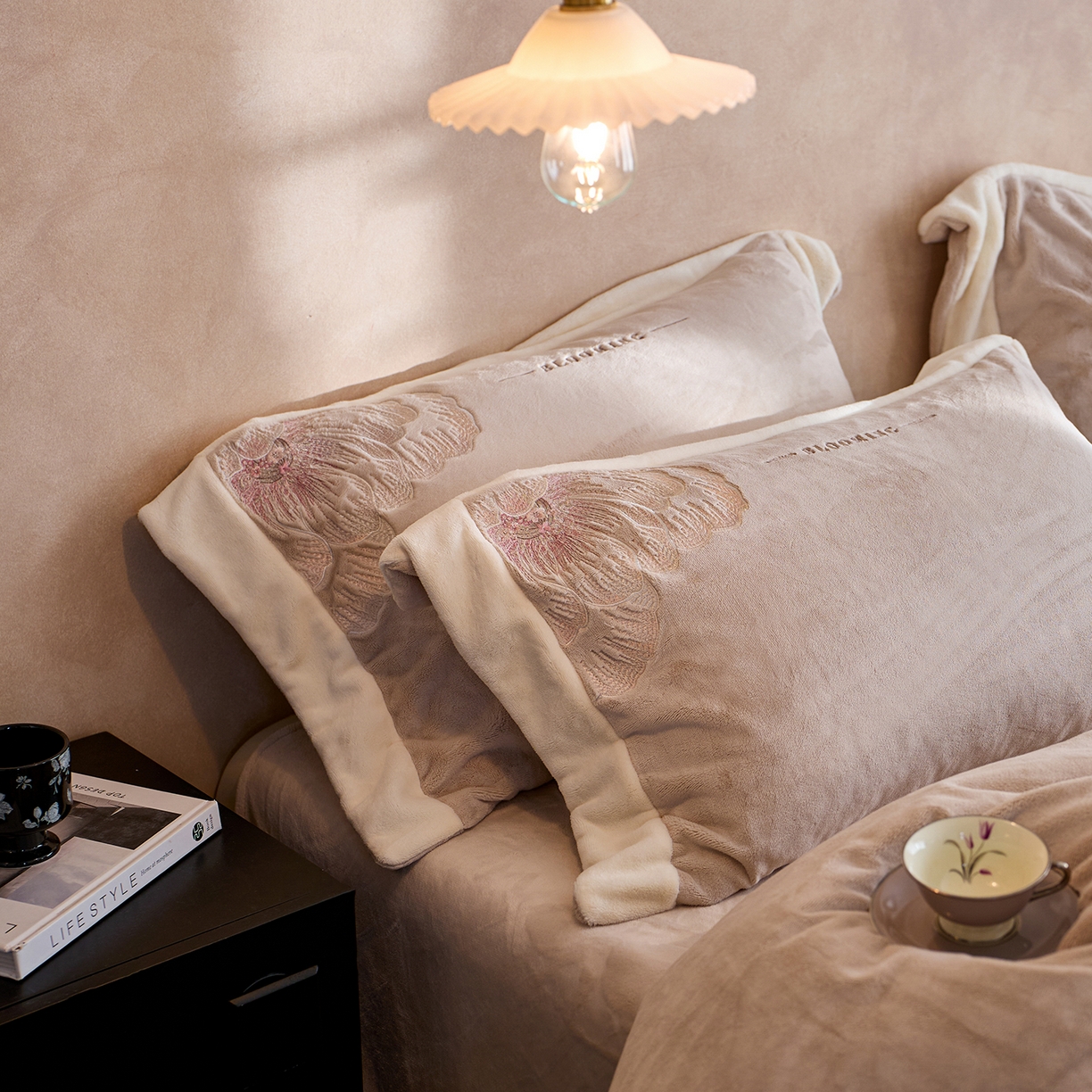 91家纺网 家纺一手货源 找家纺 蓝梦 2025新款270克全消光牛奶绒系列四件套-罗浮花影 新米色