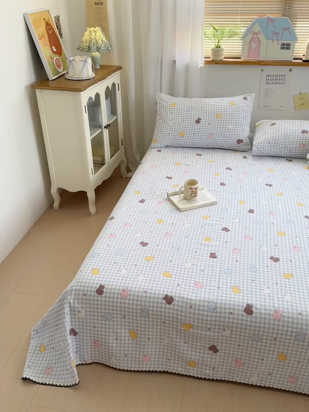 91家纺网 家纺一手货源 找家纺 沐芷 2025 秋冬加厚床单高克重双层纱黑色小花边被单床单三件套 兔莓小格