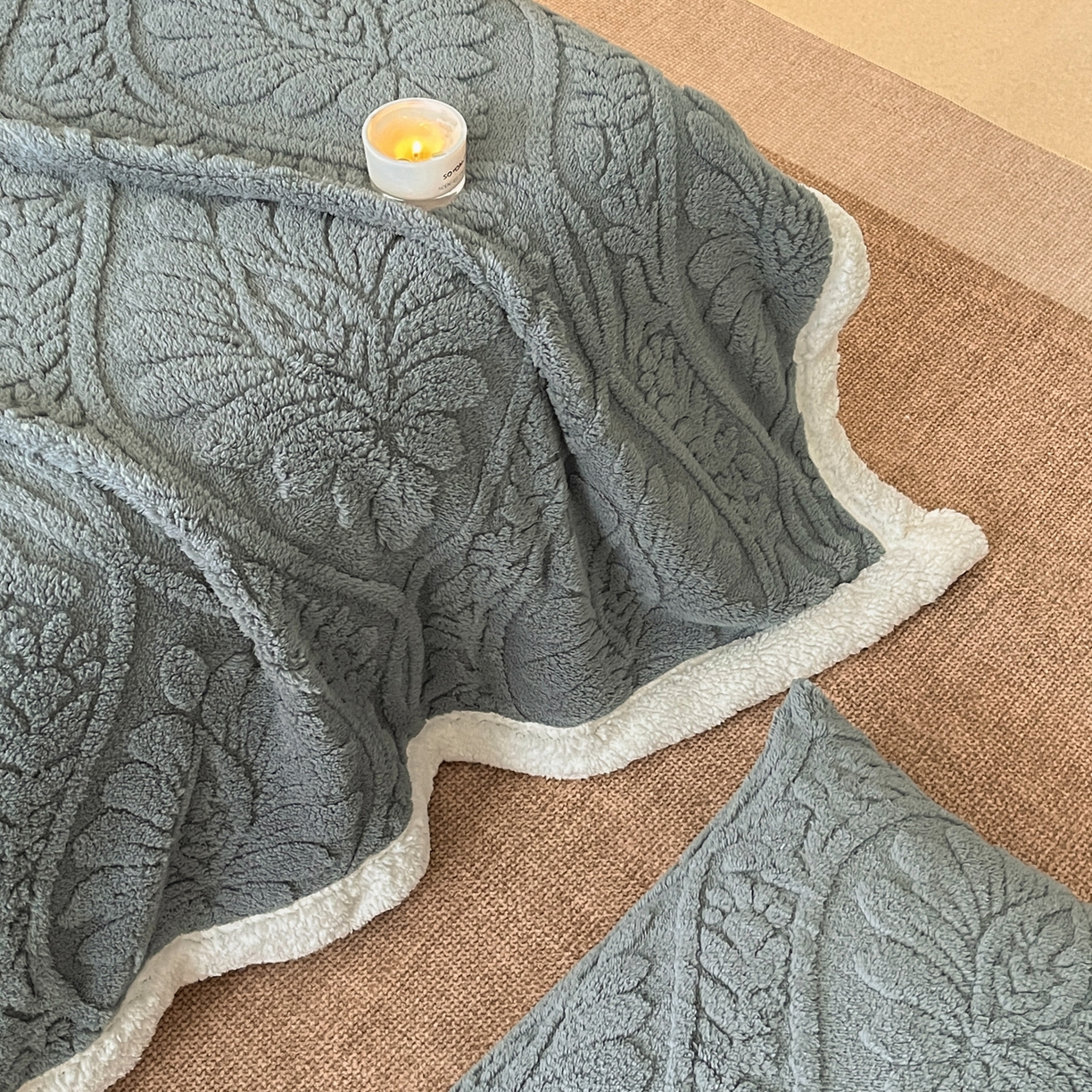 91家纺网 家纺一手货源 找家纺 莱家富 2026新款双层提花塔芙绒绒羊羔绒毛毯-繁花系列双层毯（可供跨境压缩） 繁花-深灰