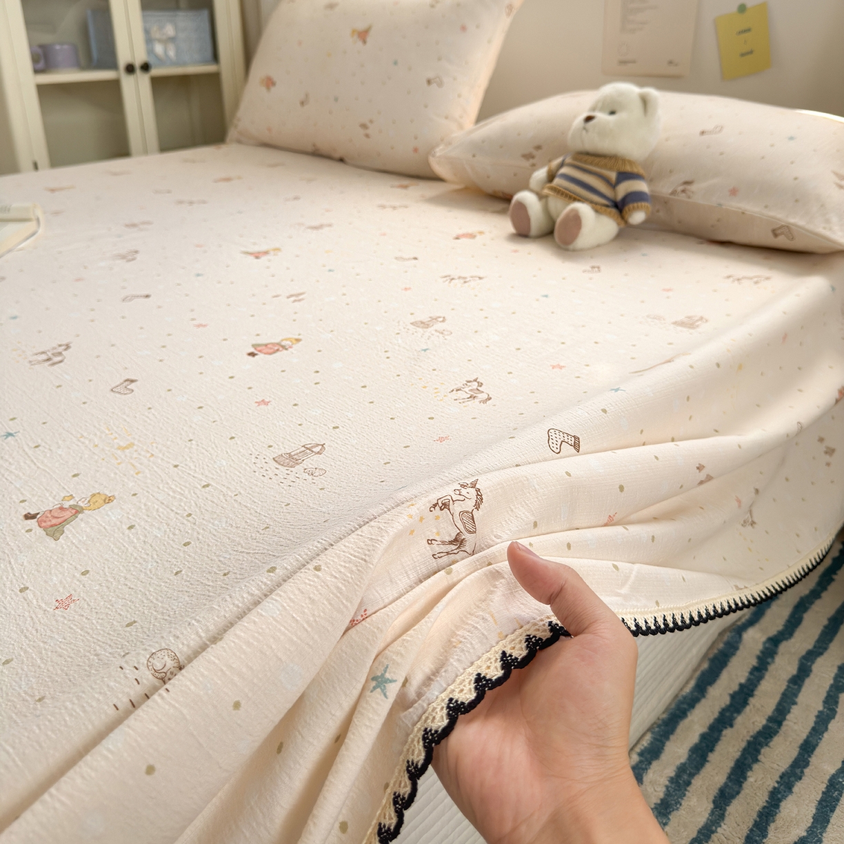 91家纺网 家纺一手货源 找家纺 沐芷 2025 秋冬加厚床单高克重双层纱黑色小花边被单床单三件套 小王子