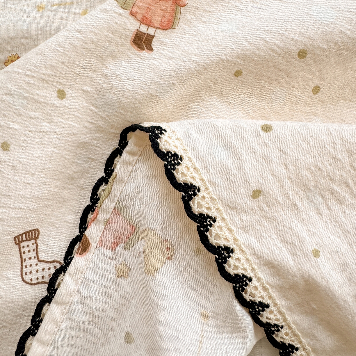 91家纺网 家纺一手货源 找家纺 沐芷 2025 秋冬加厚床单高克重双层纱黑色小花边被单床单三件套 小王子