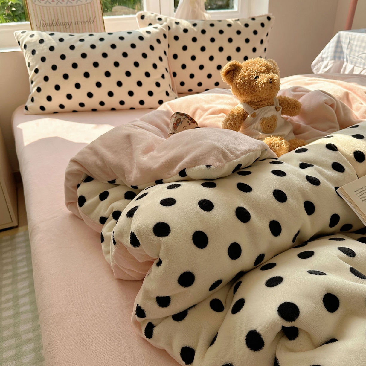 91家纺网 家纺一手货源 找家纺 优选良品 2025新款小清新加厚高克重牛奶绒四件套直播热款电商热款波利圆点-白