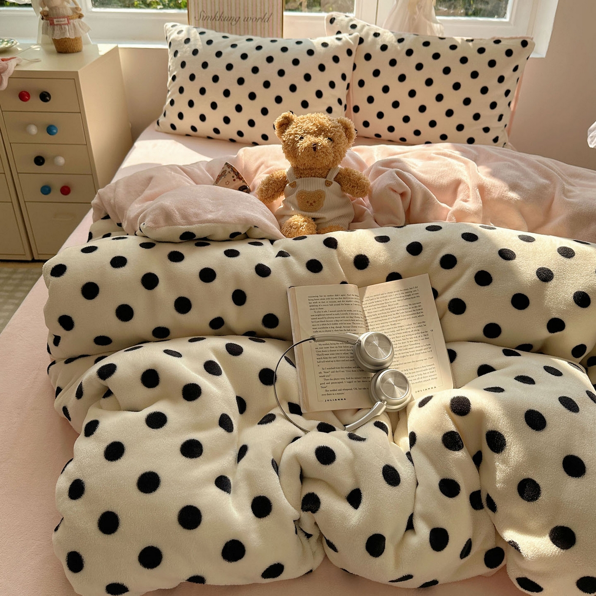 91家纺网 家纺一手货源 找家纺 优选良品 2025新款小清新加厚高克重牛奶绒四件套直播热款电商热款波利圆点-白