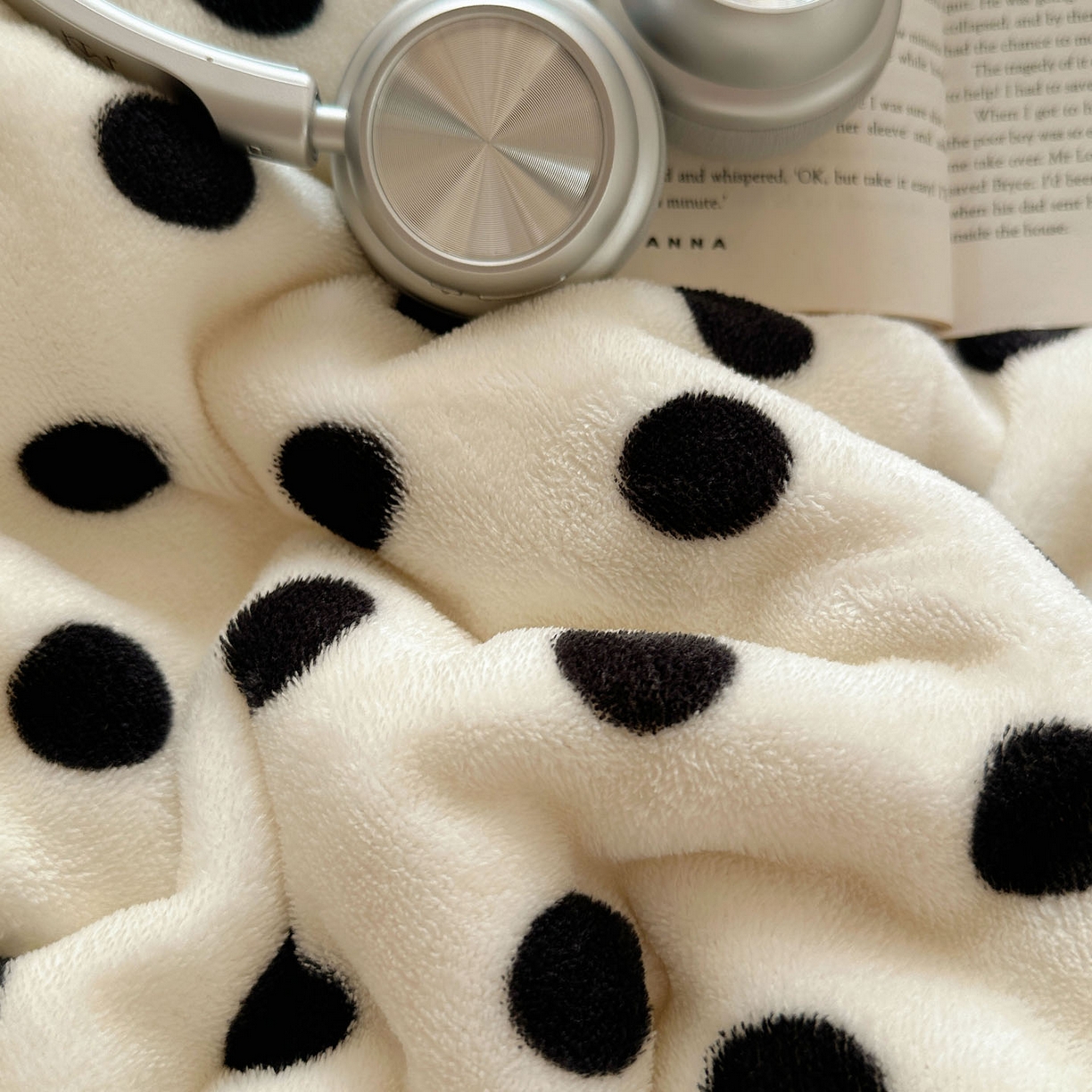 91家纺网 家纺一手货源 找家纺 优选良品 2025新款小清新加厚高克重牛奶绒四件套直播热款电商热款波利圆点-白