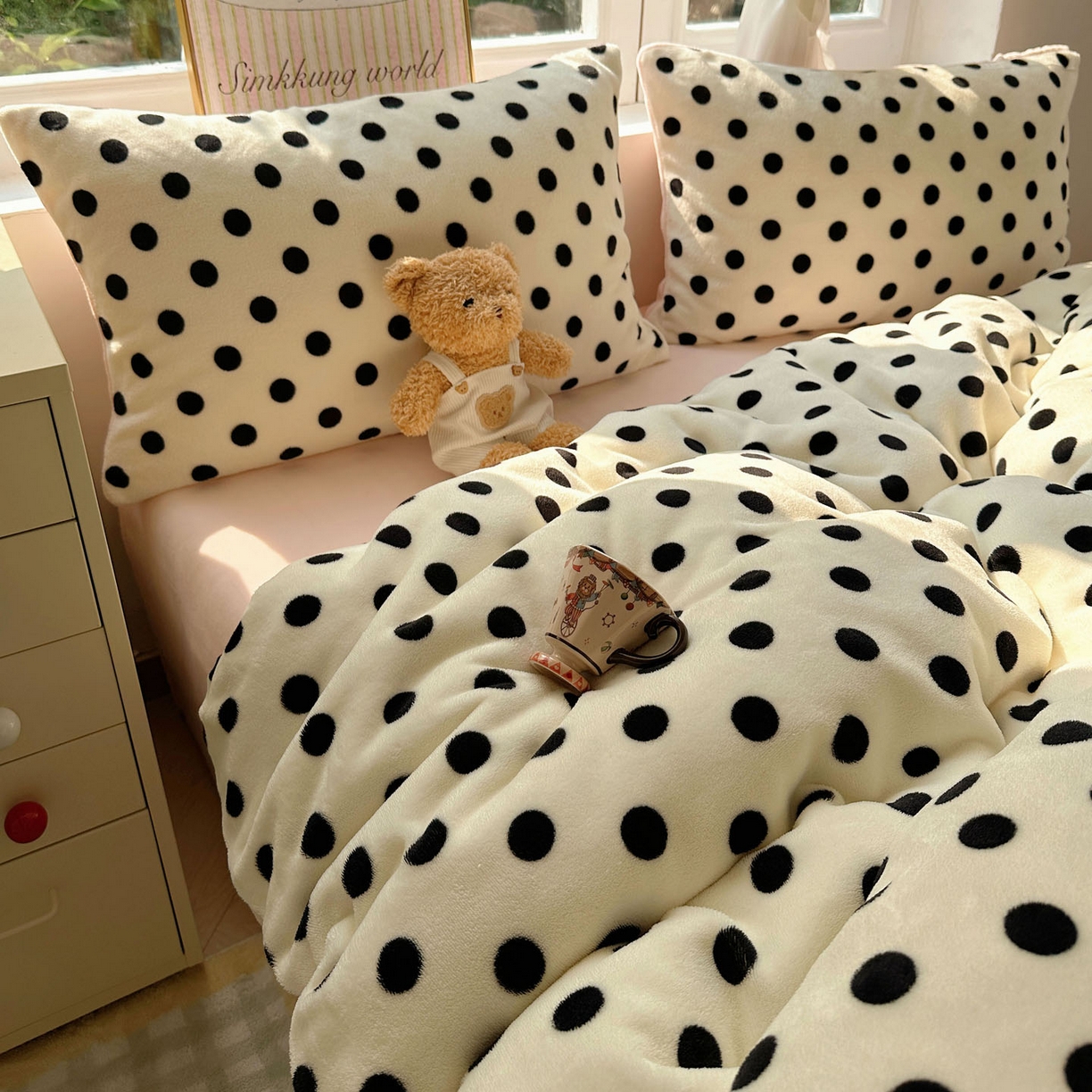 91家纺网 家纺一手货源 找家纺 优选良品 2025新款小清新加厚高克重牛奶绒四件套直播热款电商热款波利圆点-白