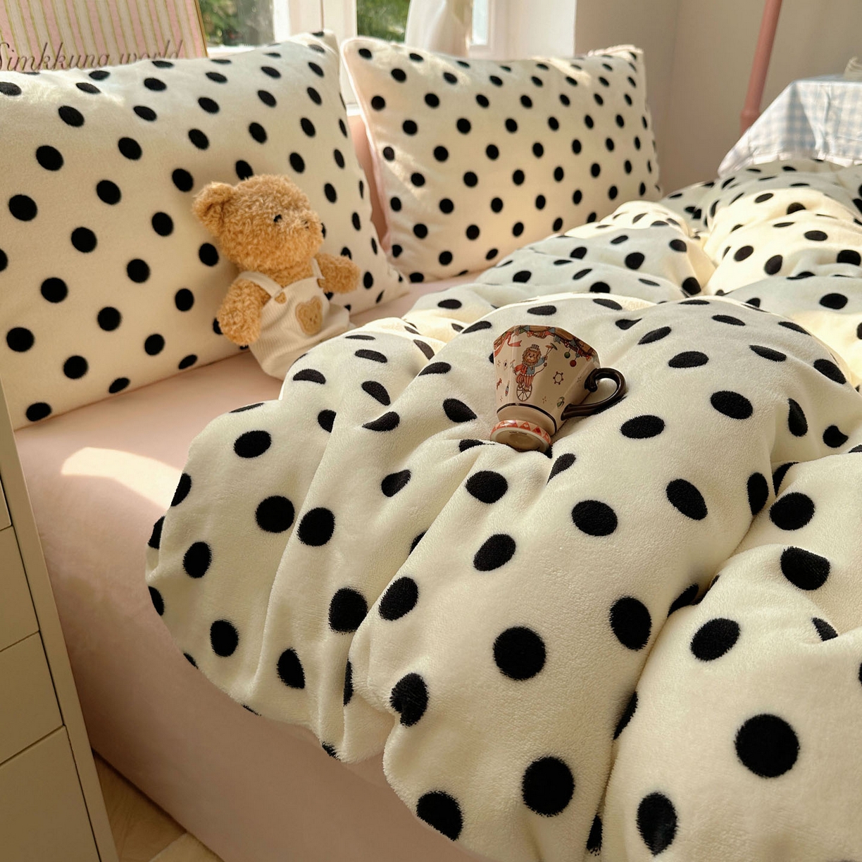 91家纺网 家纺一手货源 找家纺 优选良品 2025新款小清新加厚高克重牛奶绒四件套直播热款电商热款波利圆点-白