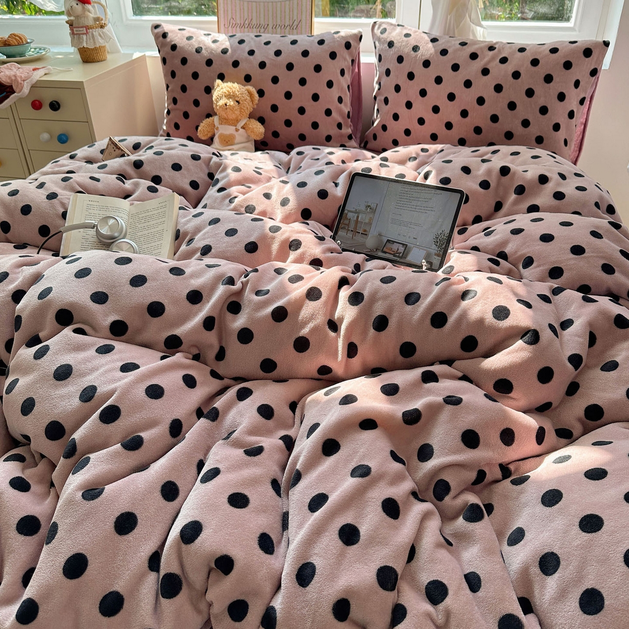91家纺网 家纺一手货源 找家纺 优选良品 2025新款小清新加厚高克重牛奶绒四件套直播热款电商热款波利圆点-紫