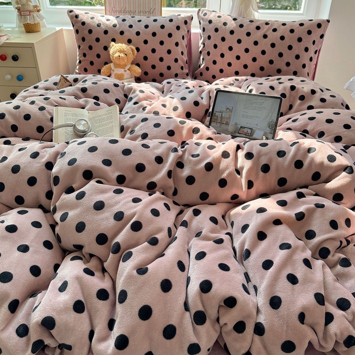 91家纺网 家纺一手货源 找家纺 优选良品 2025新款小清新加厚高克重牛奶绒四件套直播热款电商热款波利圆点-紫