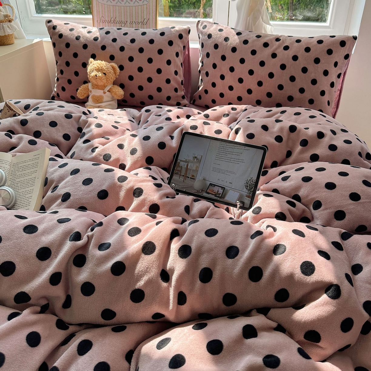 91家纺网 家纺一手货源 找家纺 优选良品 2025新款小清新加厚高克重牛奶绒四件套直播热款电商热款波利圆点-紫