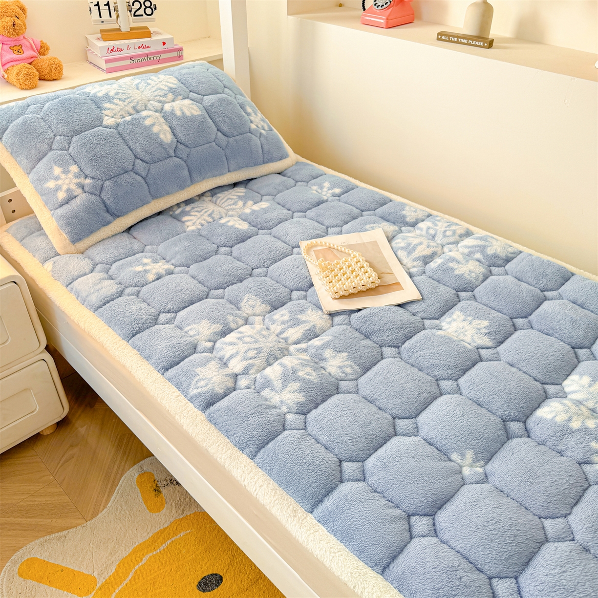 91家纺网 家纺一手货源 找家纺 雯豆家纺 2025新款泰迪绒学生宿舍床褥床垫床护垫 泰迪绒床褥-雪花飘飘-兰