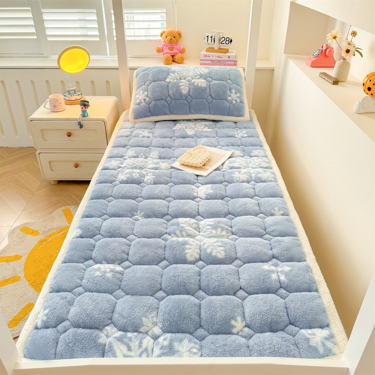 91家纺网 家纺一手货源 找家纺 雯豆家纺 2025新款泰迪绒学生宿舍床褥床垫床护垫 泰迪绒床褥-雪花飘飘-兰