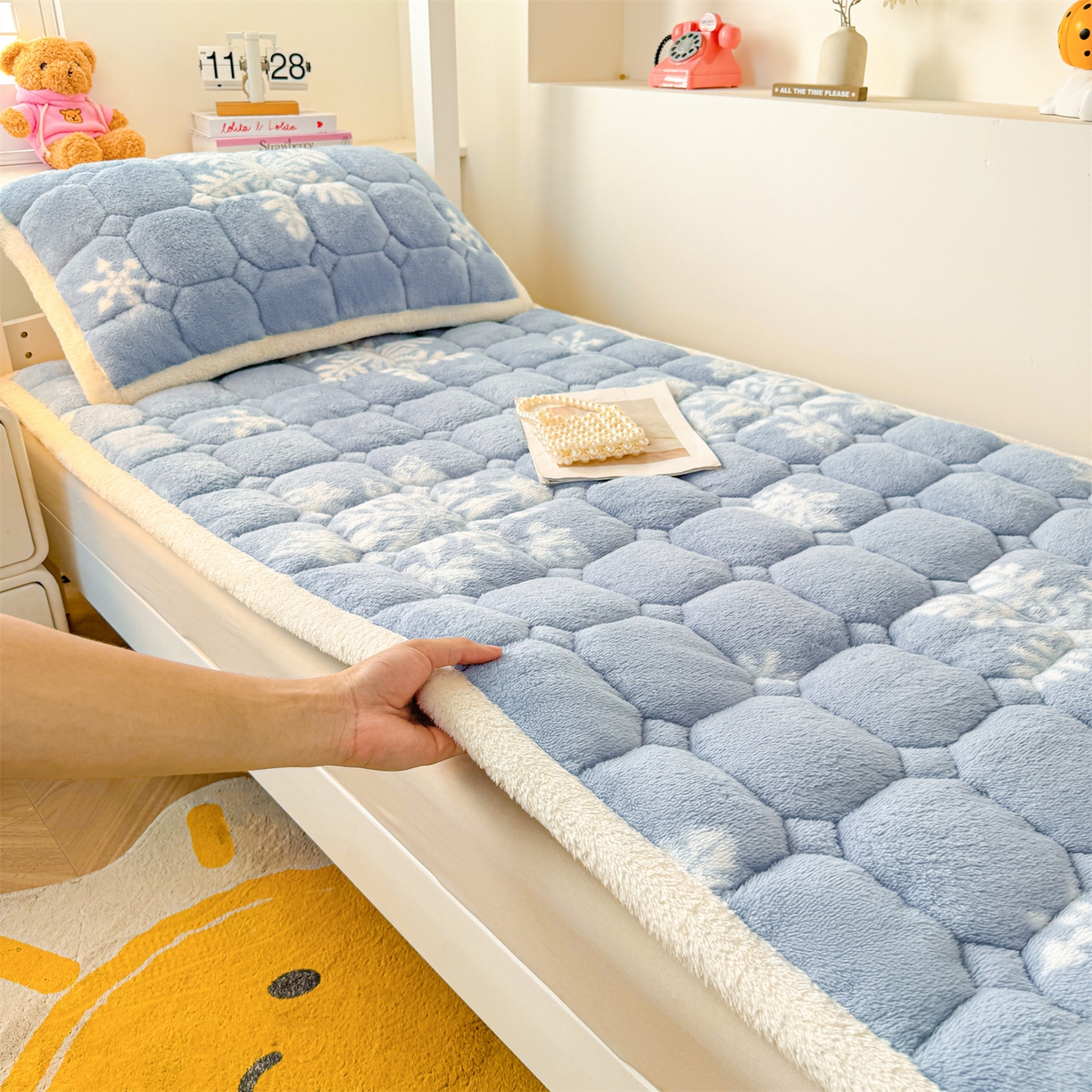 91家纺网 家纺一手货源 找家纺 雯豆家纺 2025新款泰迪绒学生宿舍床褥床垫床护垫 泰迪绒床褥-雪花飘飘-兰